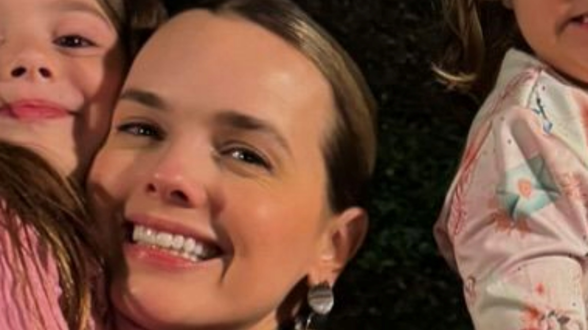 Filha caçula de Thaeme rouba a cena em foto em família: “Sorriso nada forçado”