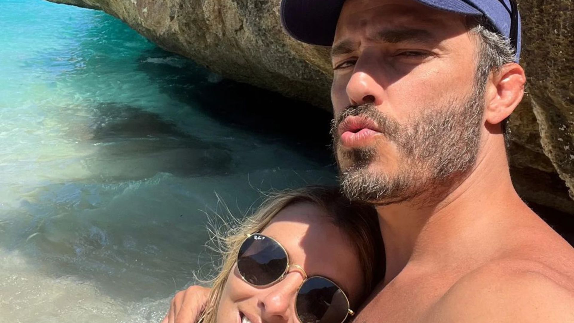 Thiago Rodrigues surge em clima de romance com a namorada e se declara