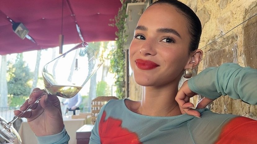 Bruna Marquezine vende mais de 200 peças em bazar beneficente; veja os preços