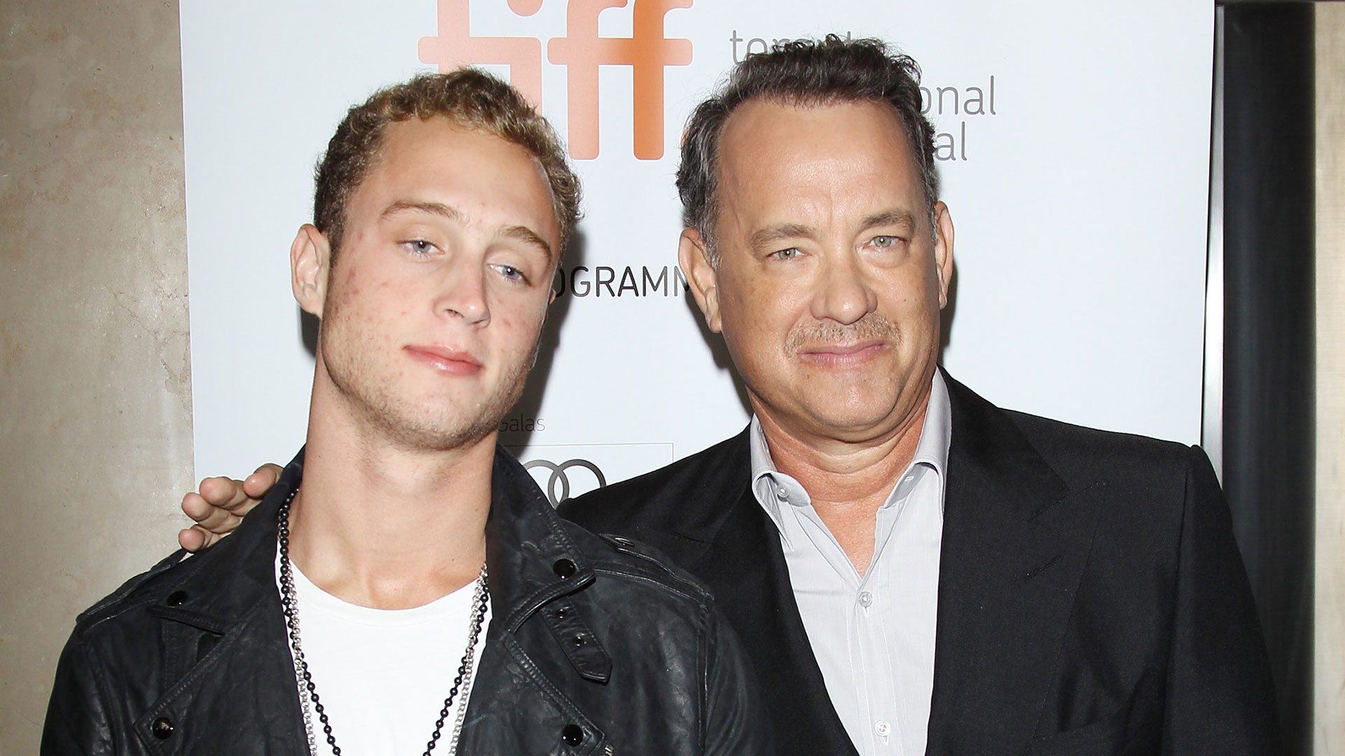 Filho de Tom Hanks celebra dois anos longe das drogas: ‘A vida é boa’