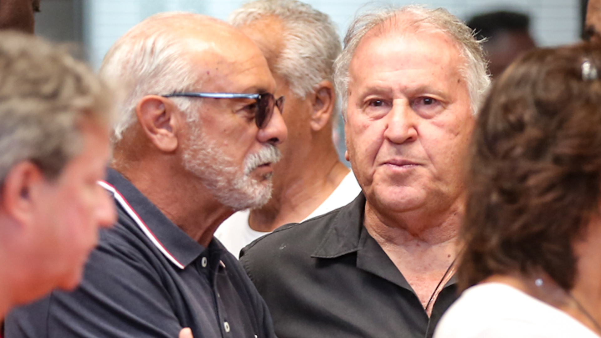 Famosos vão ao velório do ex-jogador de futebol Adílio