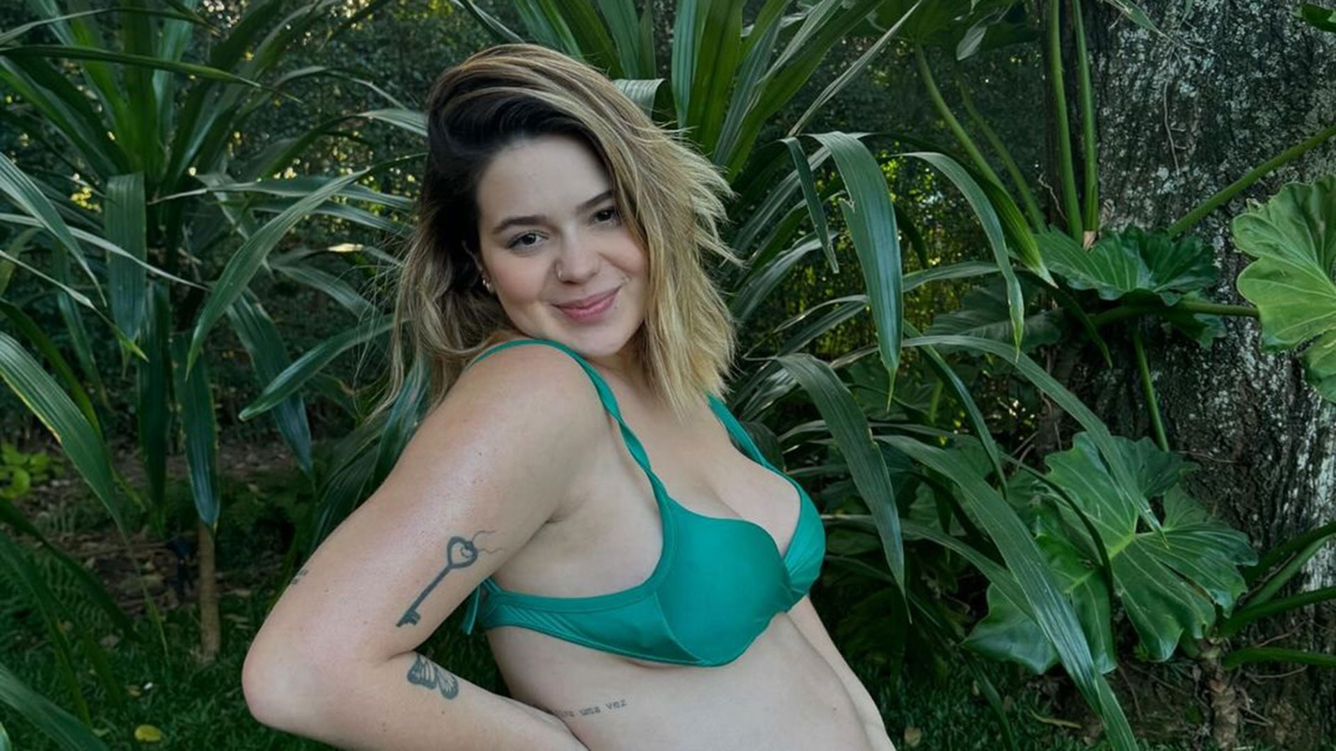 Viih Tube posa de biquíni e exibe barrigão de gravidez