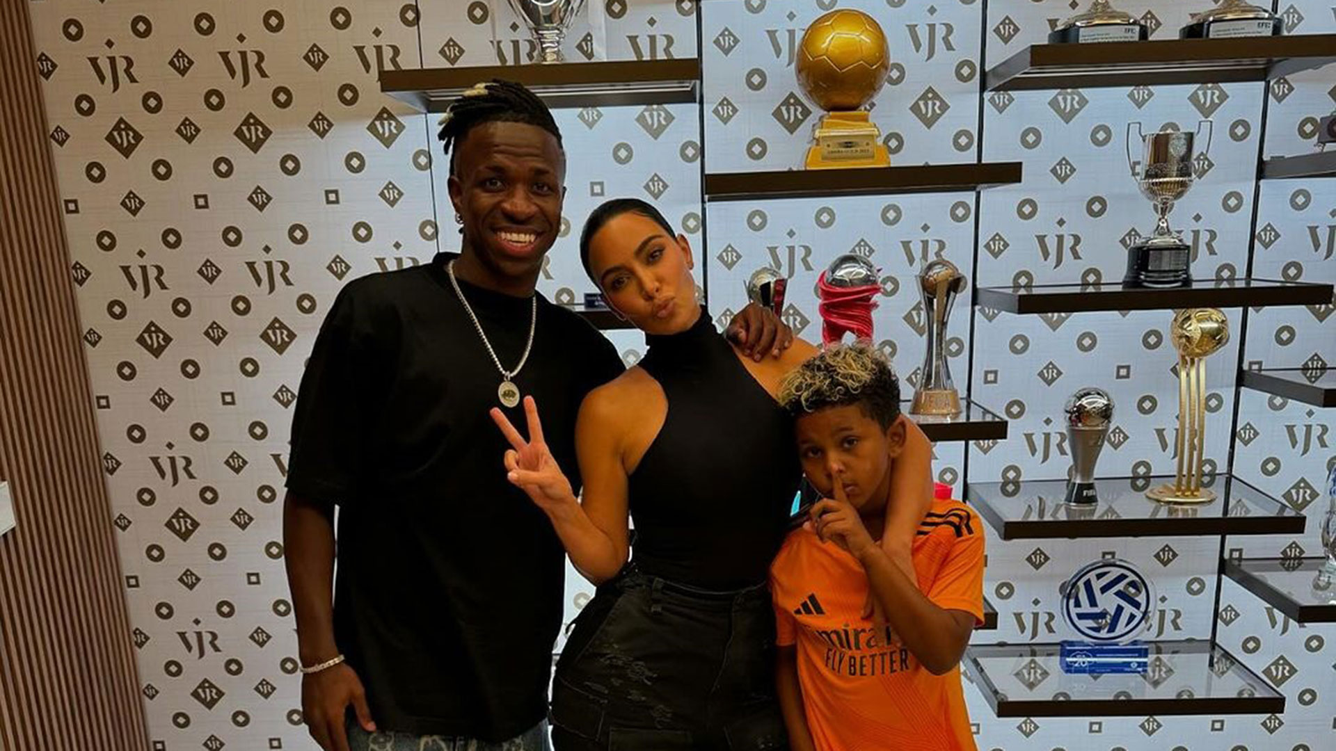 Jogador Vini Jr. recebe visita de Kim Kardashian em sua casa