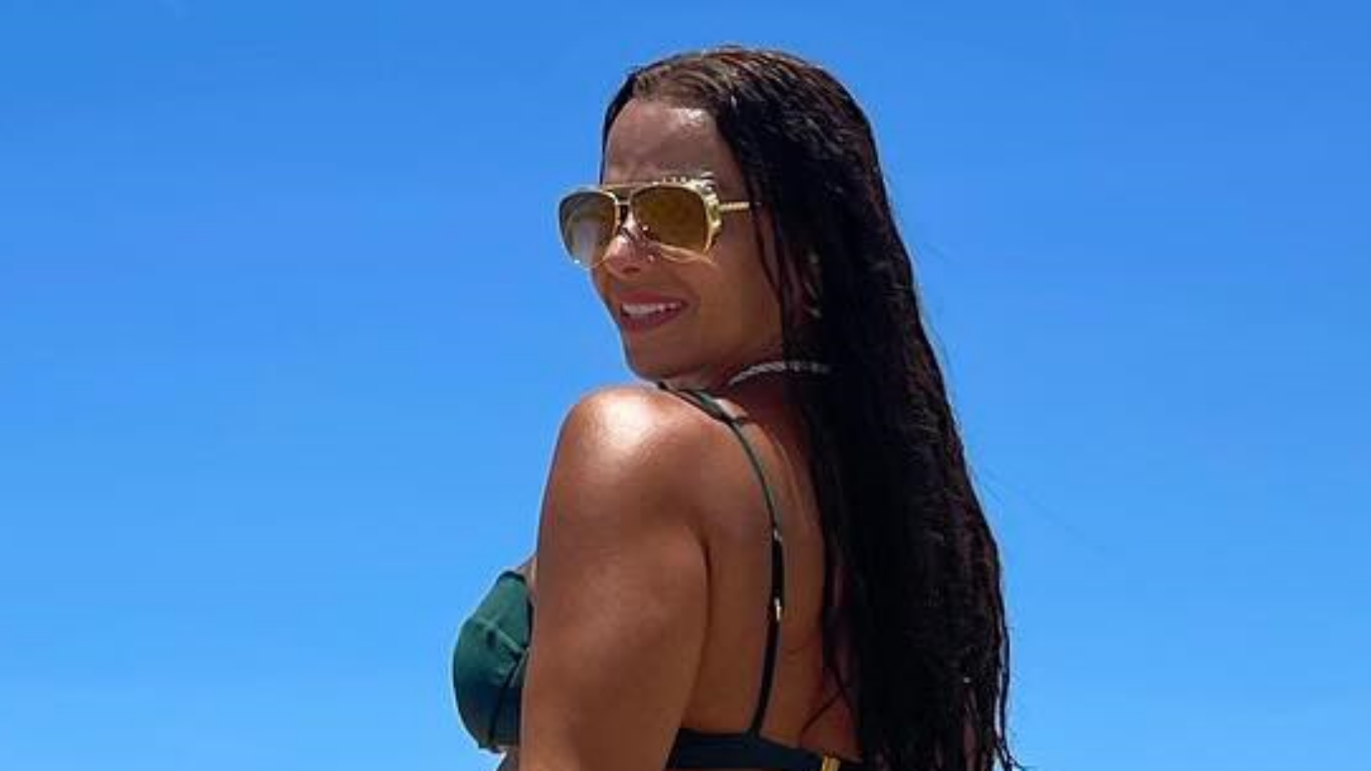 Viviane Araújo ostenta curvas impecáveis em cliques na praia: “Musa”