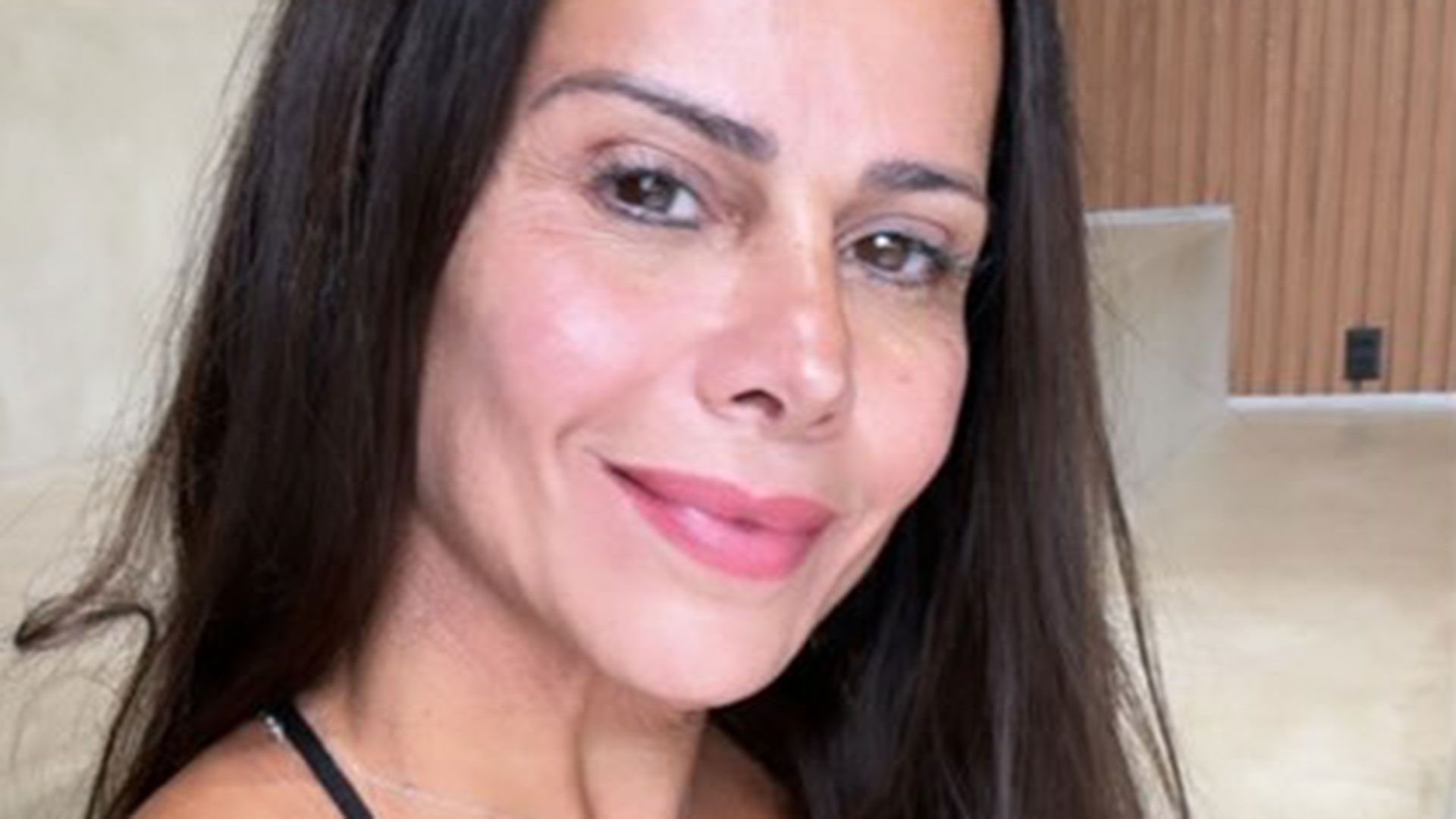 Viviane Araujo relembra foto da adolescência e recebe elogios