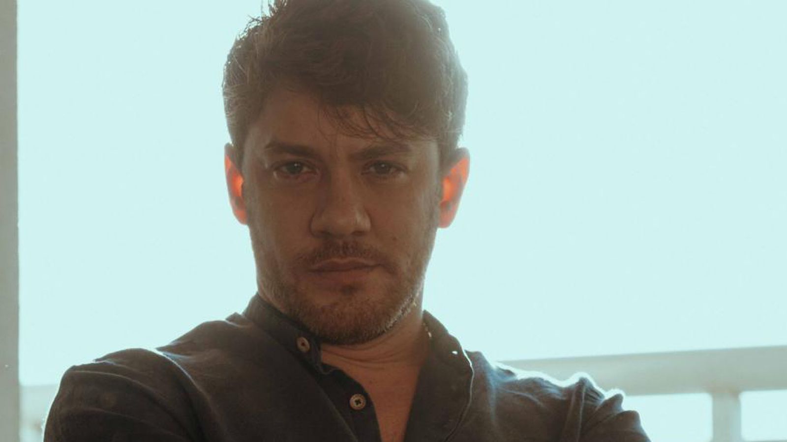 Leonardo Miggiorin encara transformação nos palcos com monólogo: ‘Personagens que escolhem a gente’