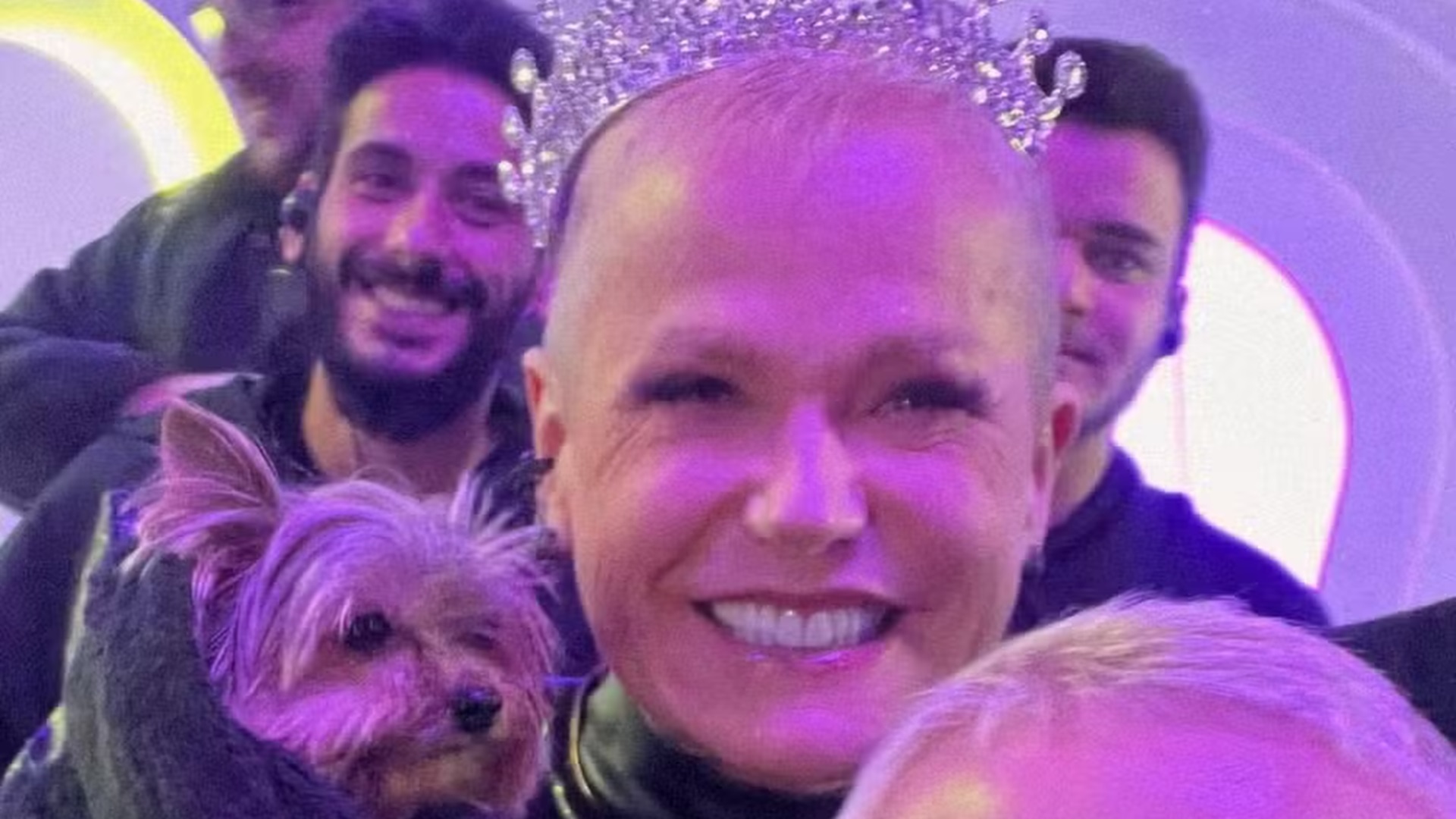 Xuxa aparece em foto com sósia e impressiona web: “Iguais”