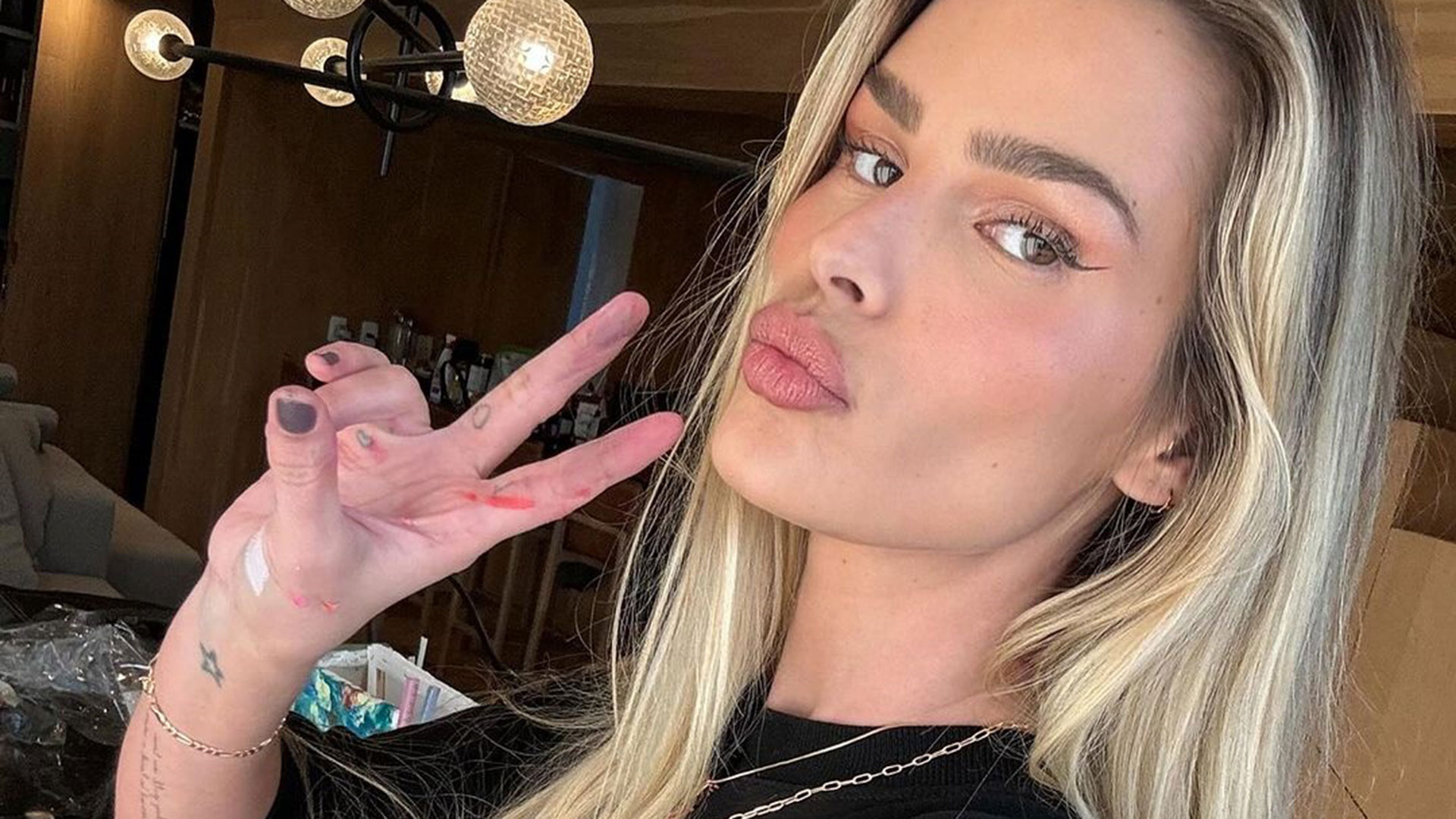 Yasmin Brunet corta franja sozinha e leva bronca dos fãs