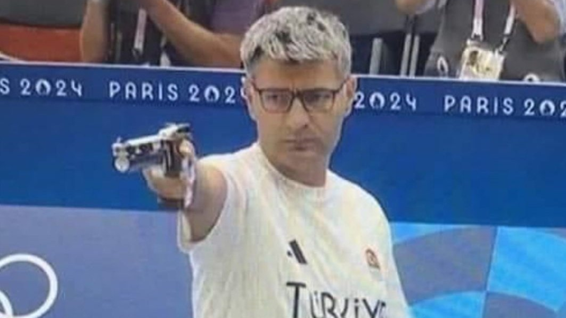 Saiba quem é o atirador turco que ganhou medalha de prata com a mão no bolso