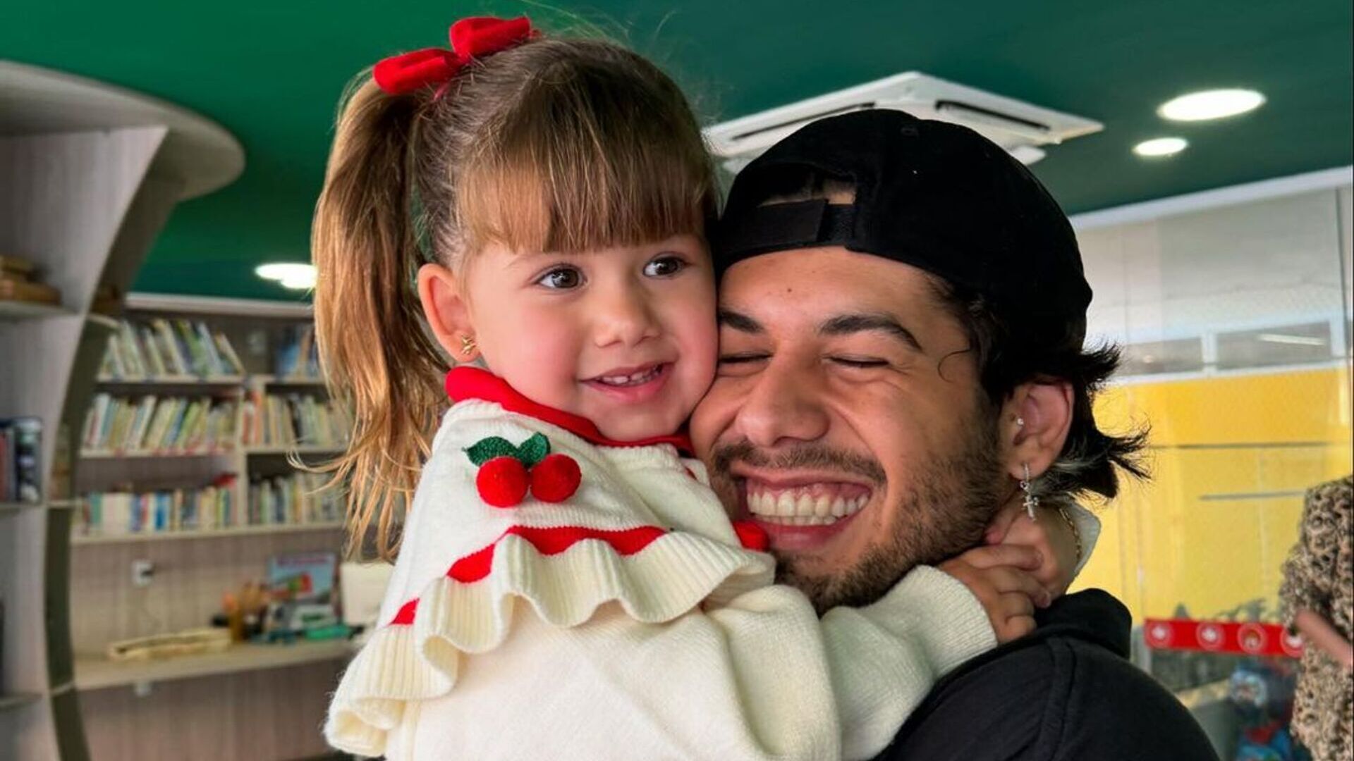 Zé Felipe fica radiante com presente confeccionado pela filha na escola