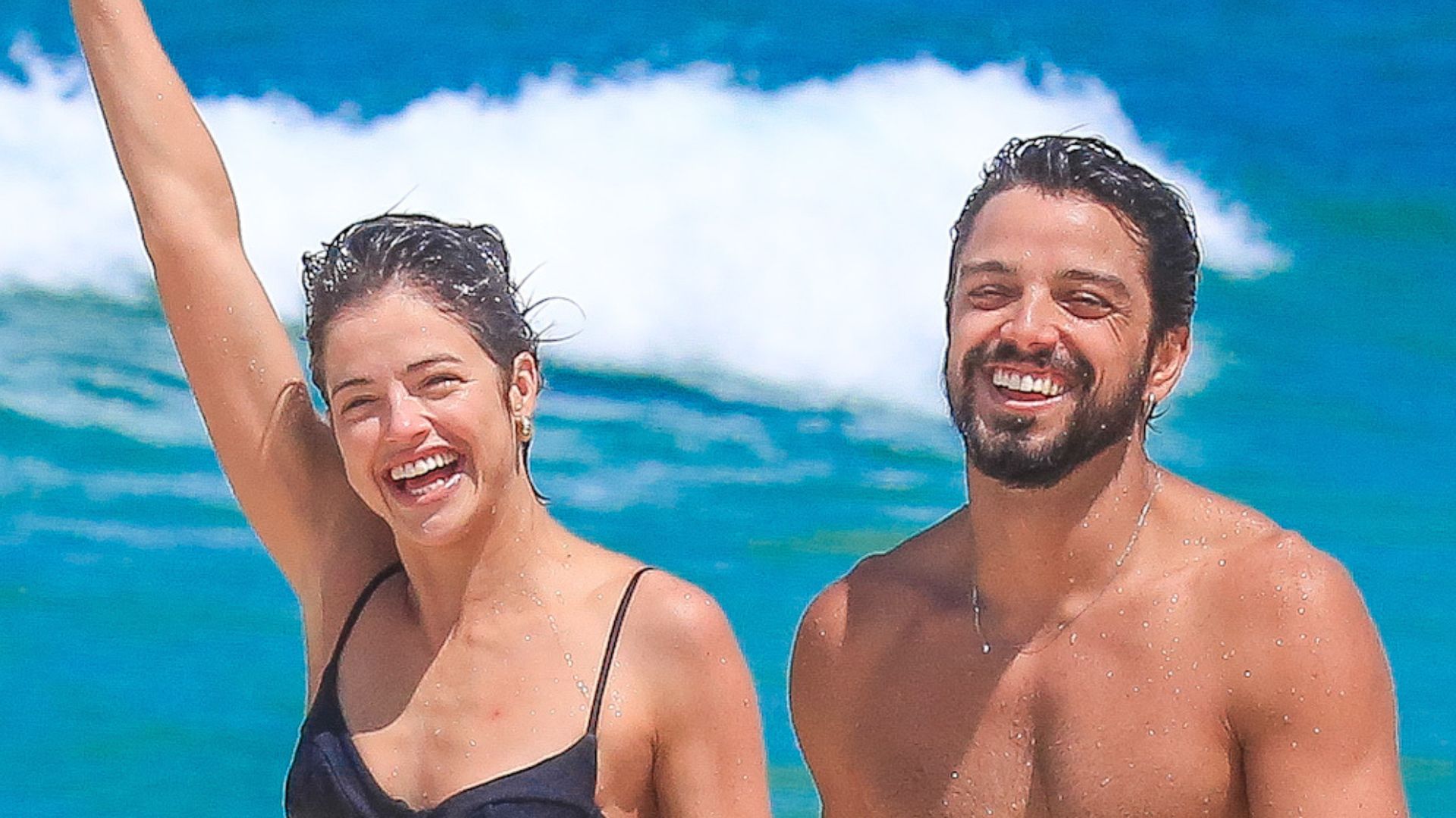 Agatha Moreira e Rodrigo Simas esbanjam felicidade em dia na praia