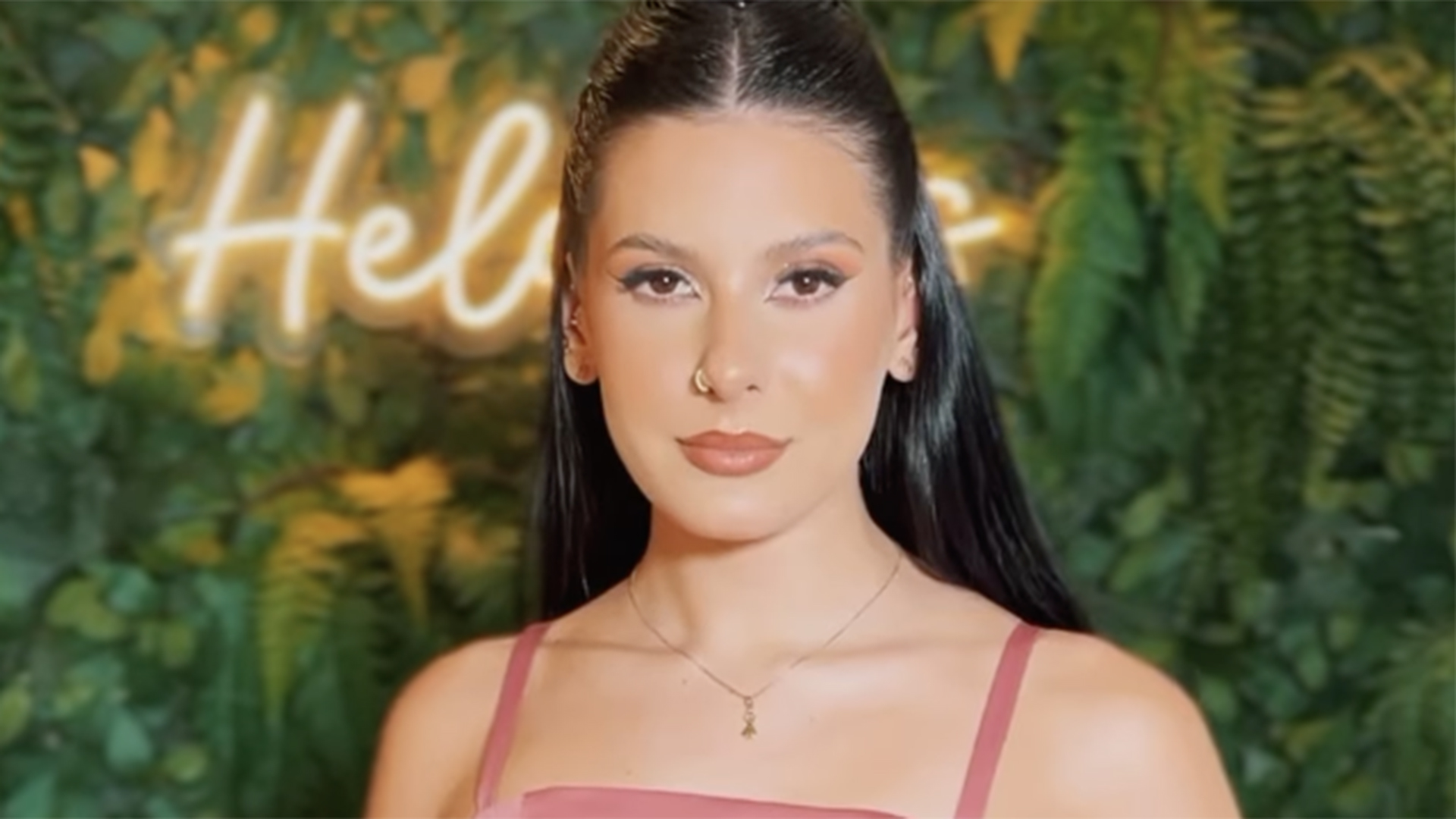 Ana Castela escolhe look com fenda poderosa para ser madrinha de casamento