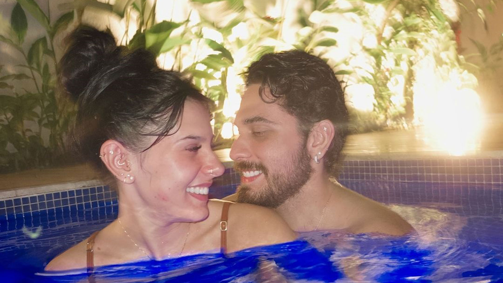 Gustavo Mioto curte piscina com Ana Castela e se declara