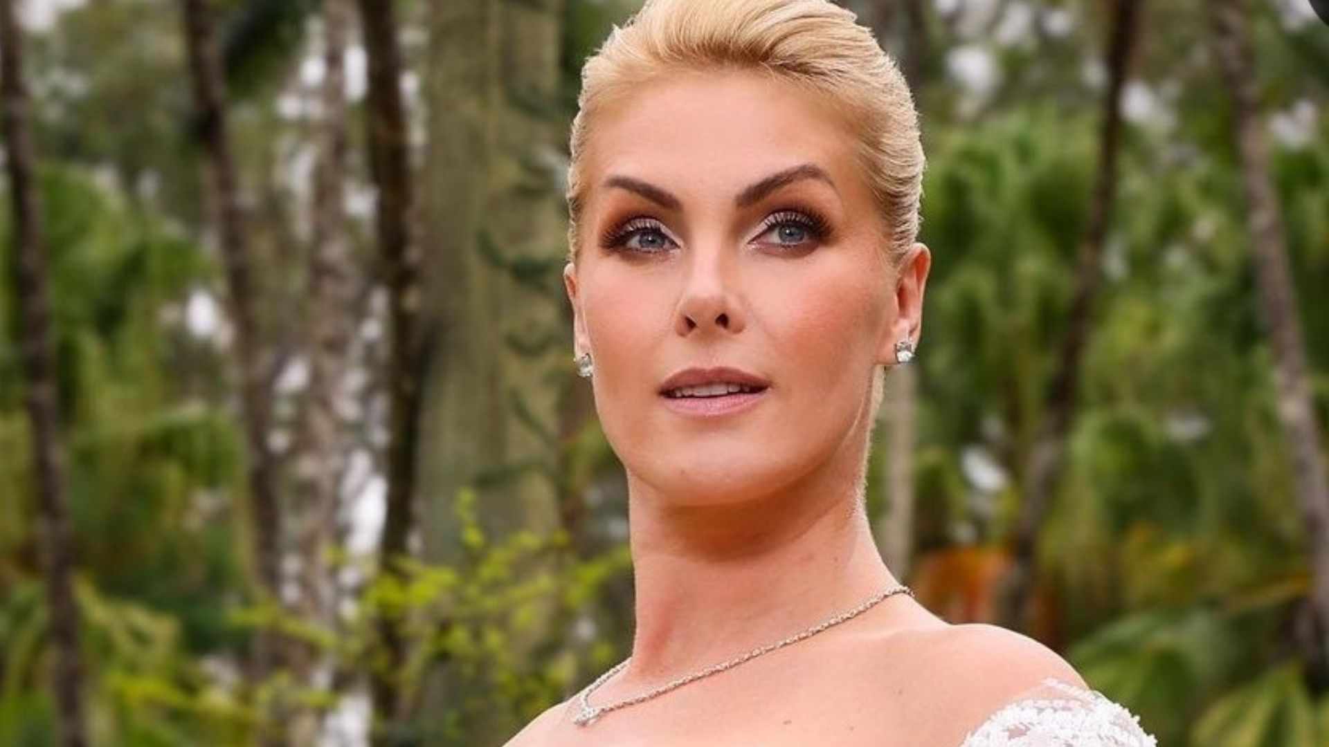 Ana Hickmann choca com vestido com 100 mil pérolas para noivado com Edu Guedes