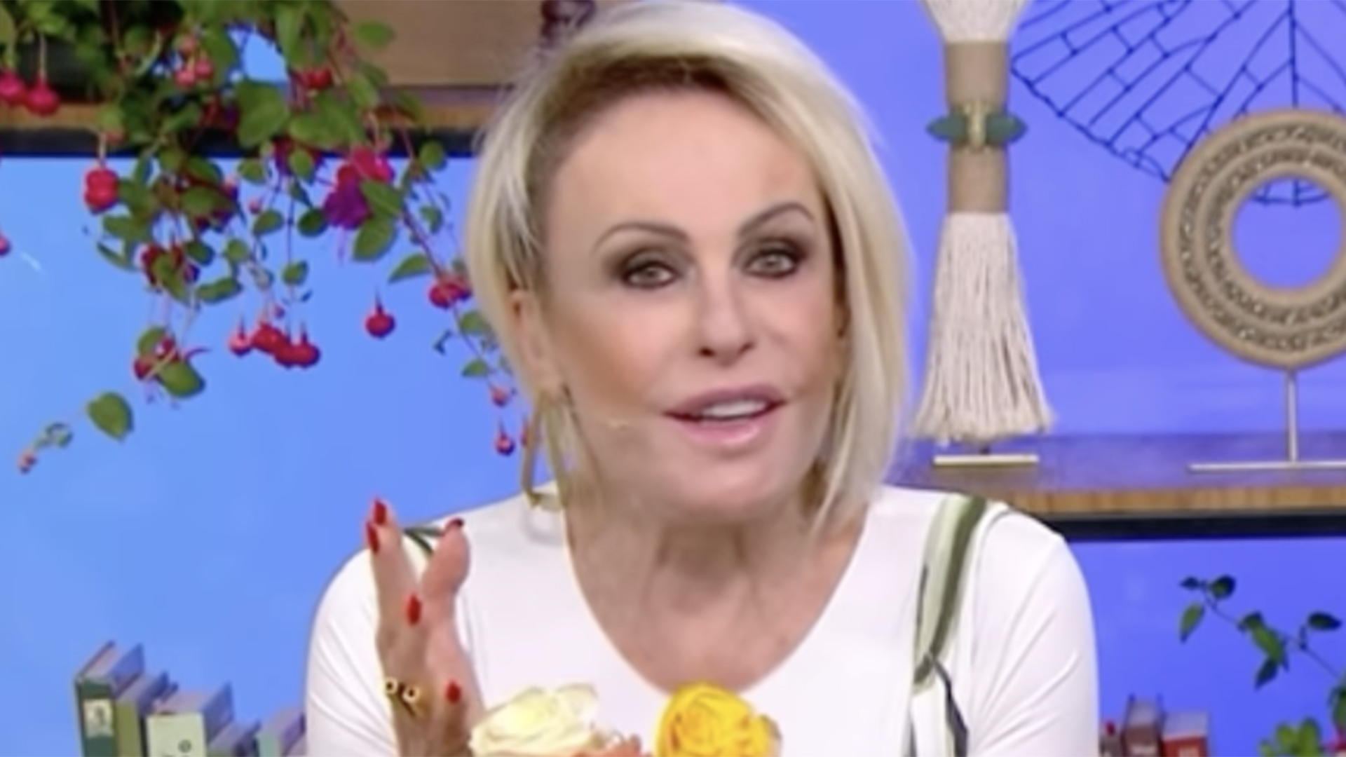 Ana Maria Braga reclama de detalhe da novela Mania de Você. Saiba mais