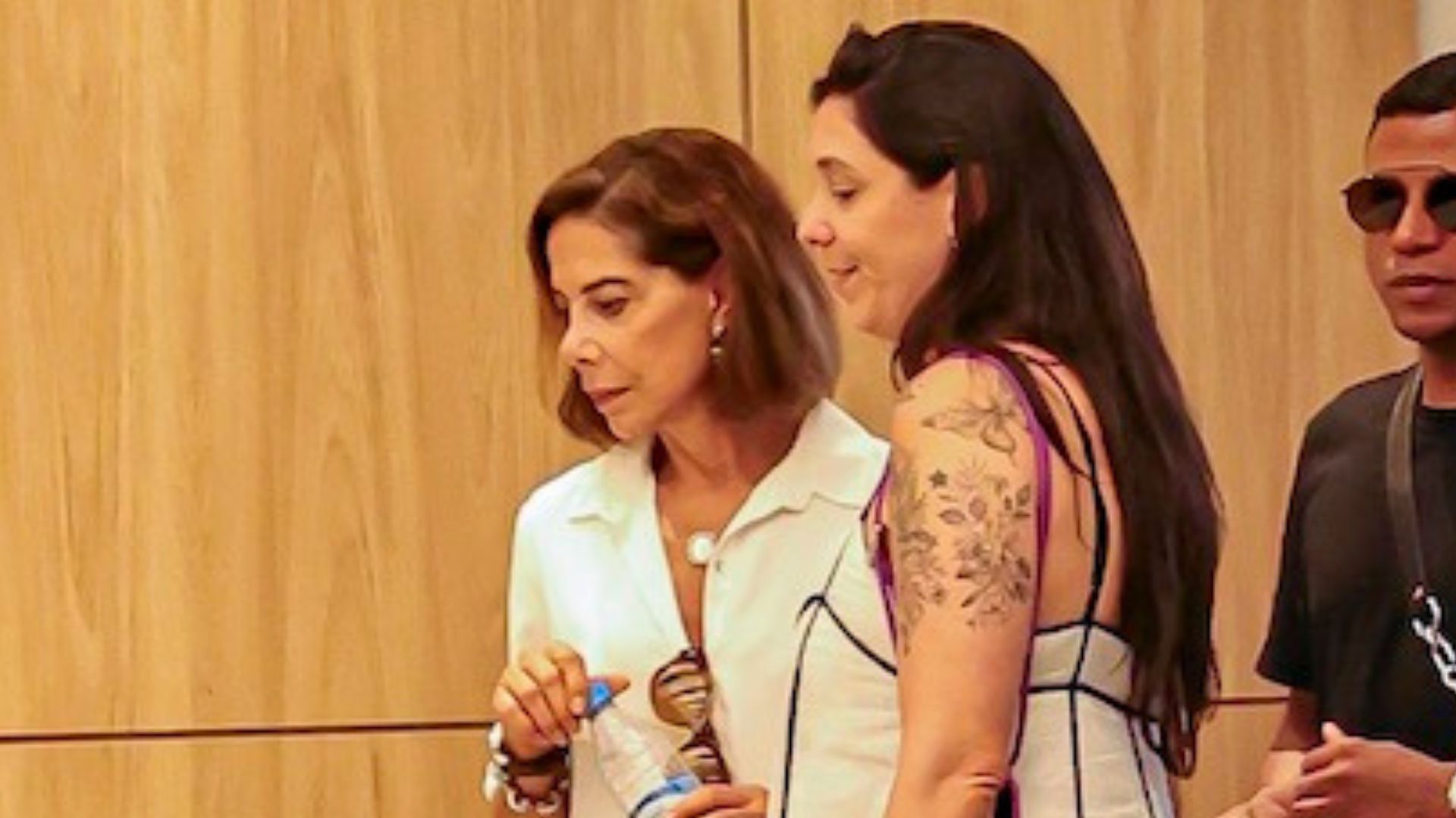 Angela Vieira vai ao velório do ex-marido, o ator Roberto Frota