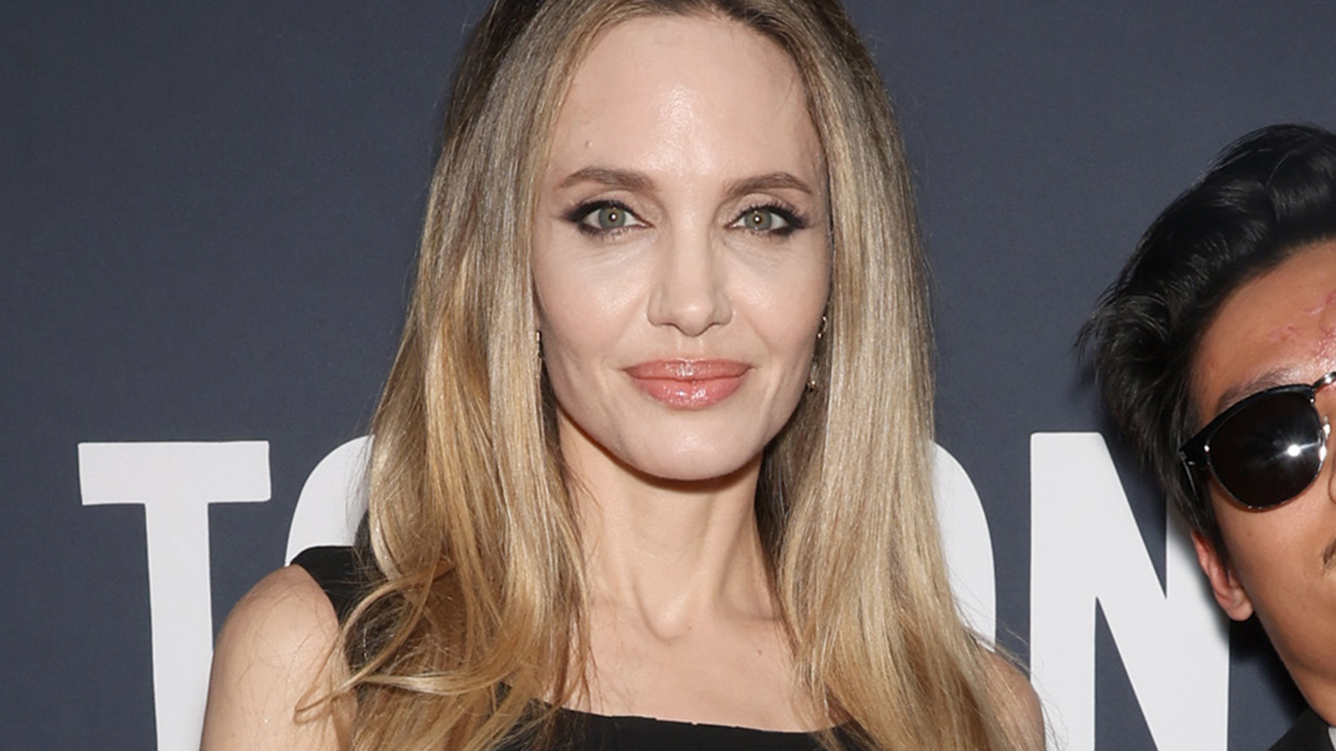 Filho de Angelina Jolie exibe cicatriz no rosto durante evento no Canadá