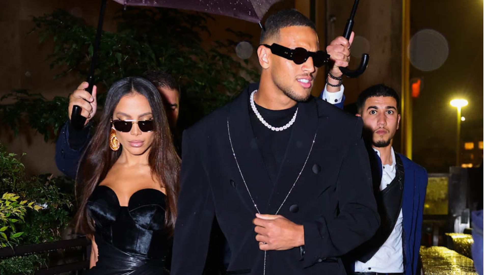 Anitta surge de mãos dadas com o jogador Vinicius Souza ao assumir namoro