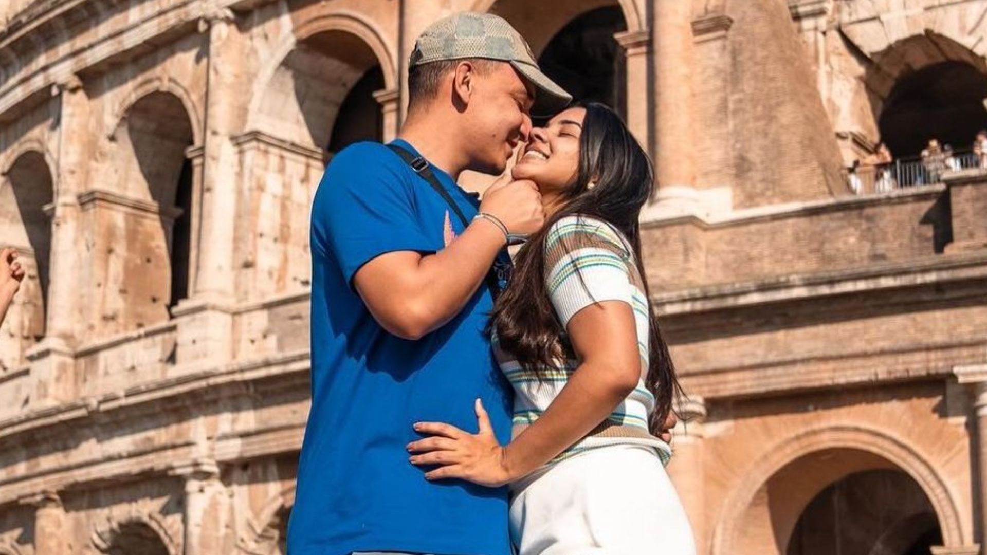 Ary Mirelle encanta seguidores com fotos de viagem a Itália com João Gomes