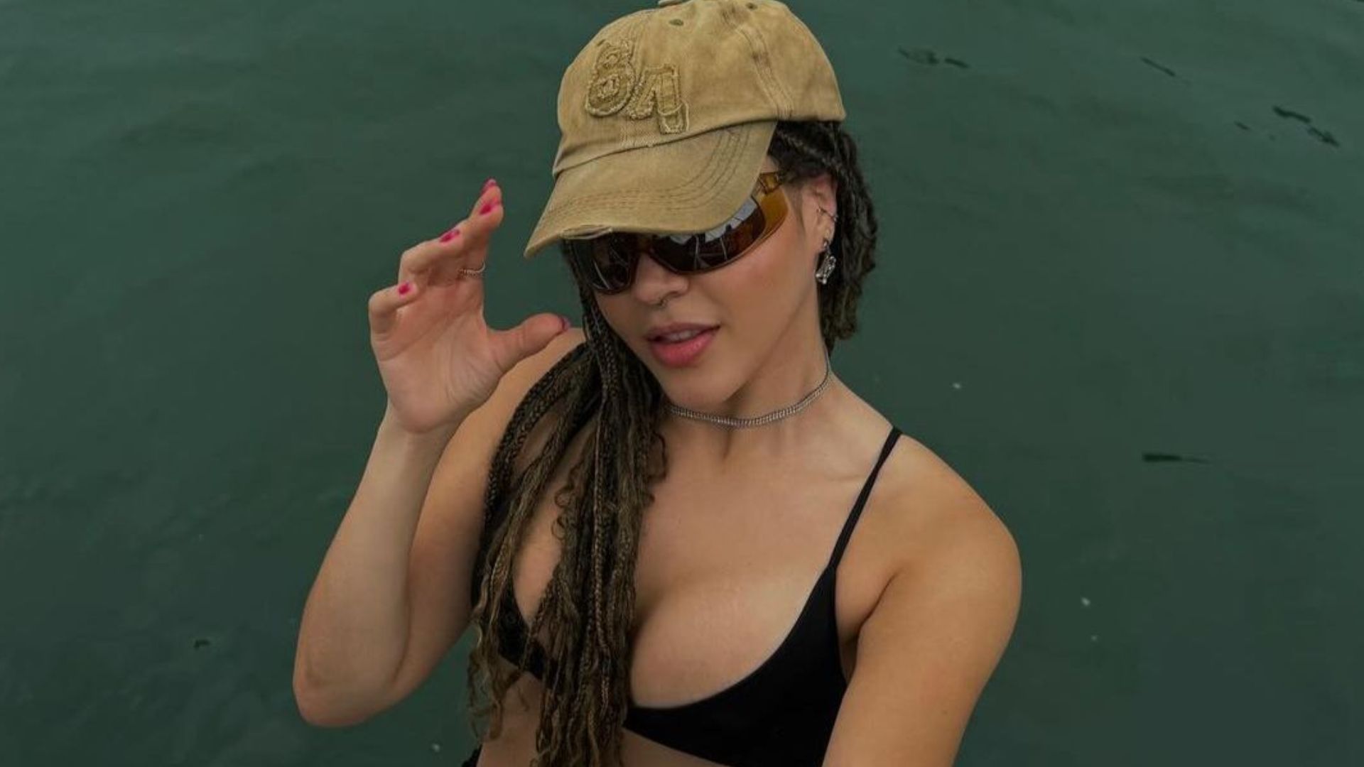 Filha de Simony, Aysha Benelli aproveita churrasco com as amigas em iate
