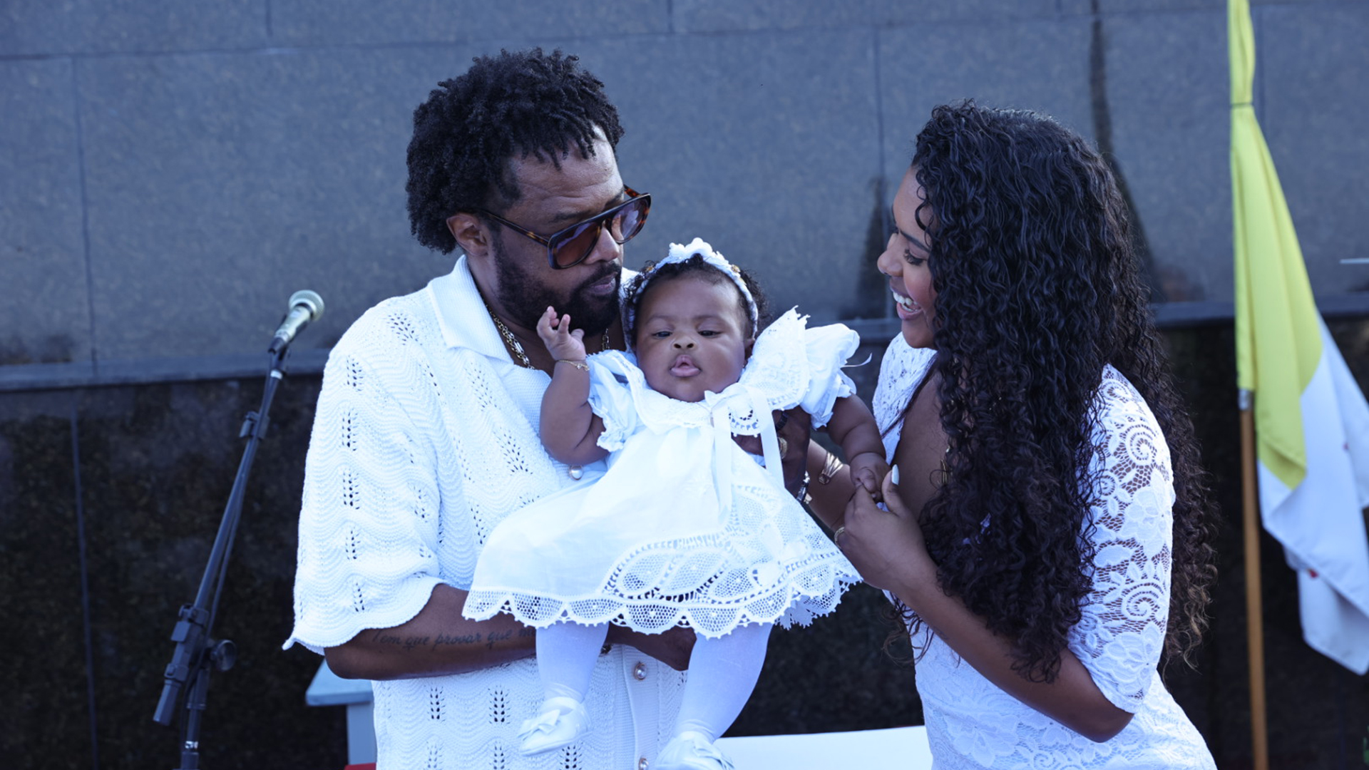 Filha de Xande de Pilares é batizada aos pés do Cristo Redentor