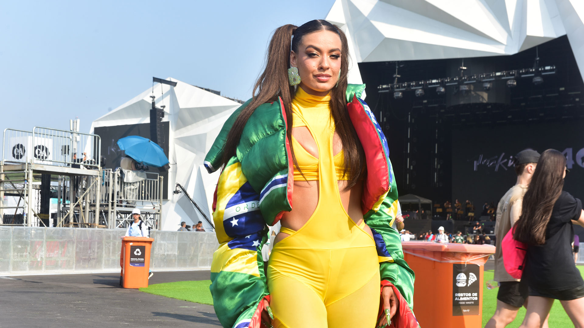 Beatriz Reis escolhe look verde e amarelo para o Rock In Rio