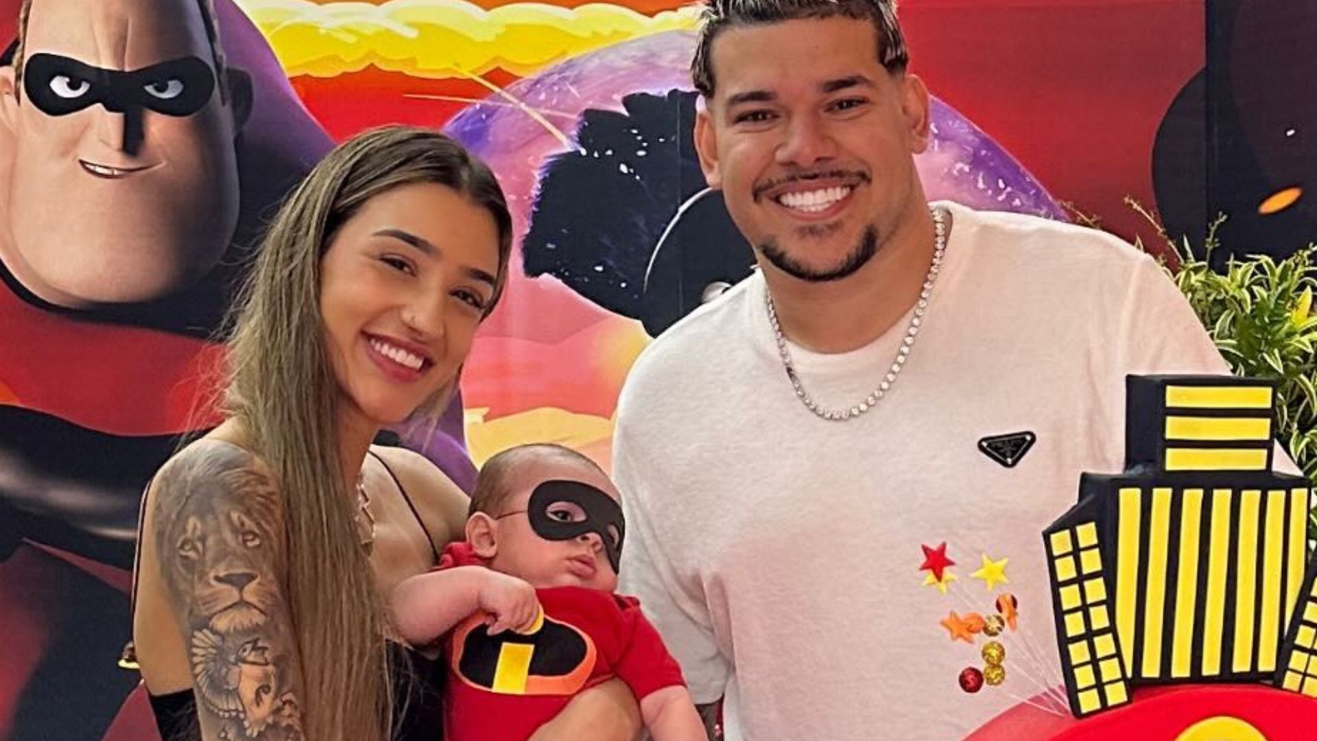 Bia Miranda e DJ Buarque se reencontram em festinha de mesversário do filho