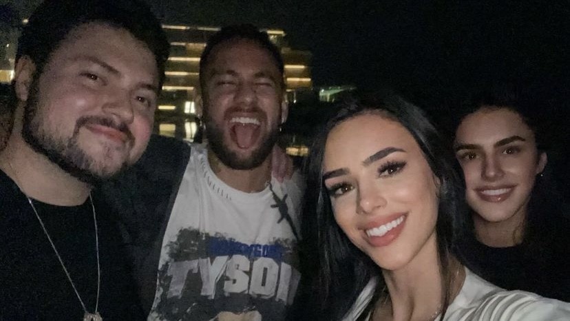 Depois de brigas, irmã de Bruna Biancardi posta selfie ao lado de Neymar