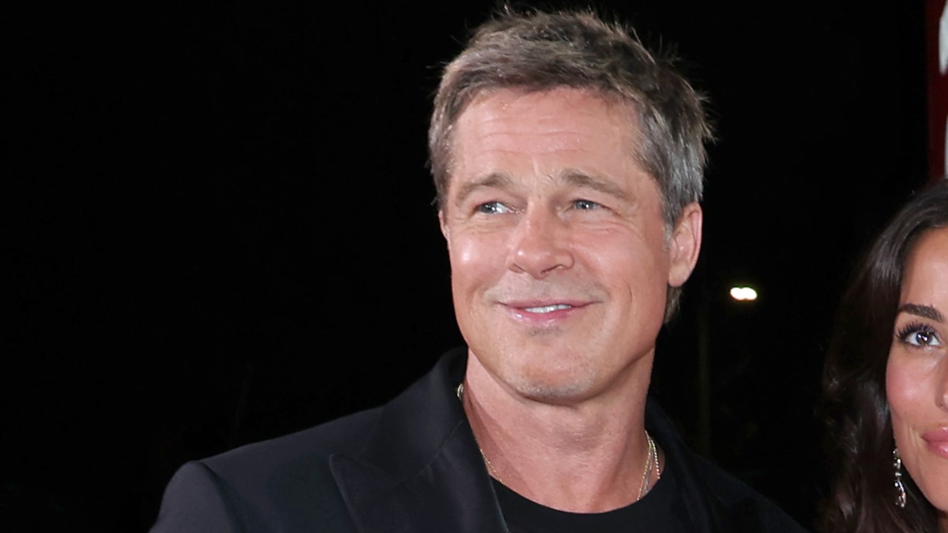 Brad Pitt faz rara aparição com a namorada em tapete vermelho