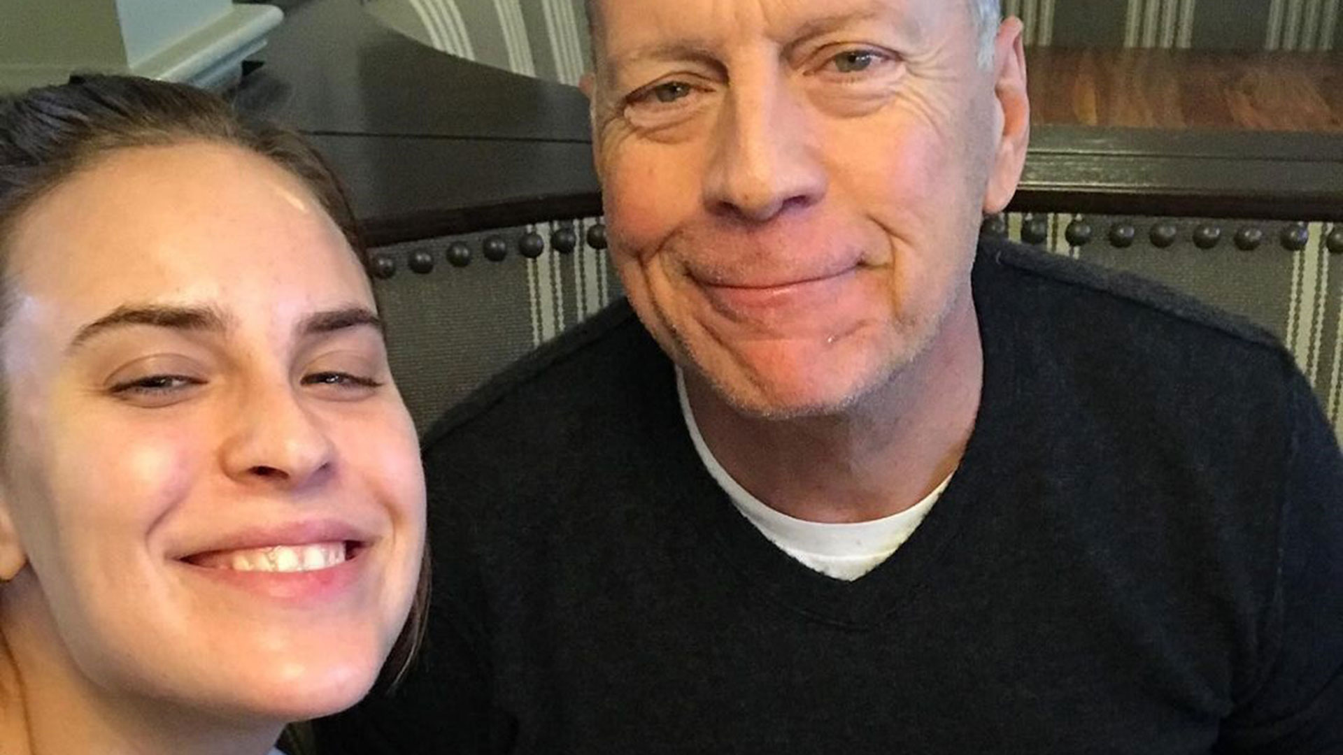 Filha de Bruce Willis compartilha novas fotos com o pai
