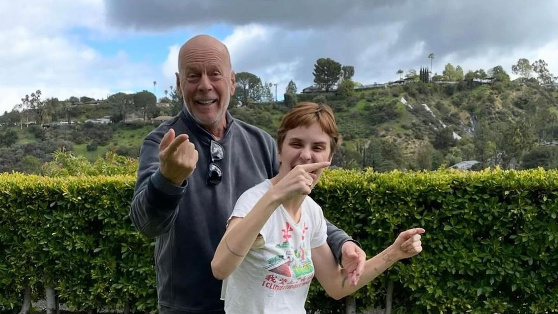 Filha de Bruce Willis atualiza estado de saúde do pai