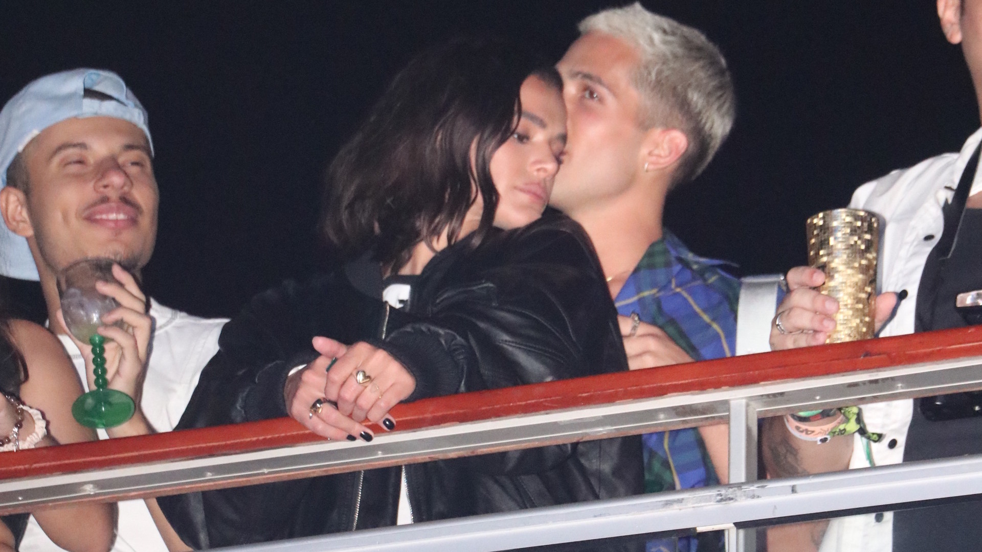 Bruna Marquezine e João Guilherme curtem show aos beijos; veja