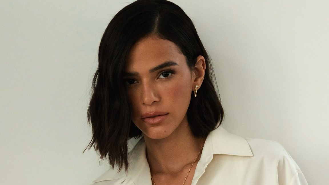 Bruna Marquezine faz técnica com gelo para pele; especialista alerta riscos