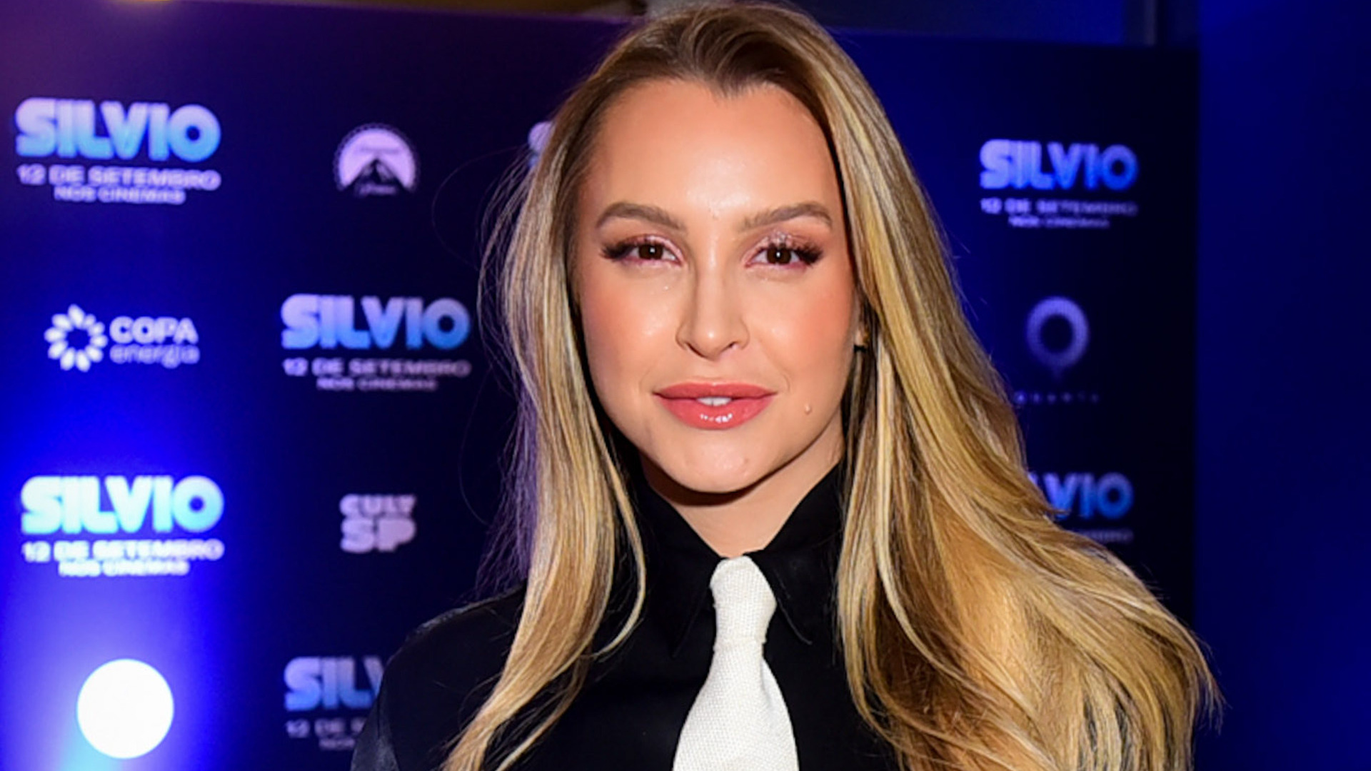 Ficou bom? Carla Diaz chama a atenção com gravata branca em look preto