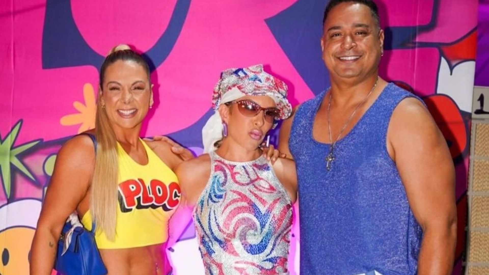 Carla Perez choca com barriga negativa em festa de Lore Improta