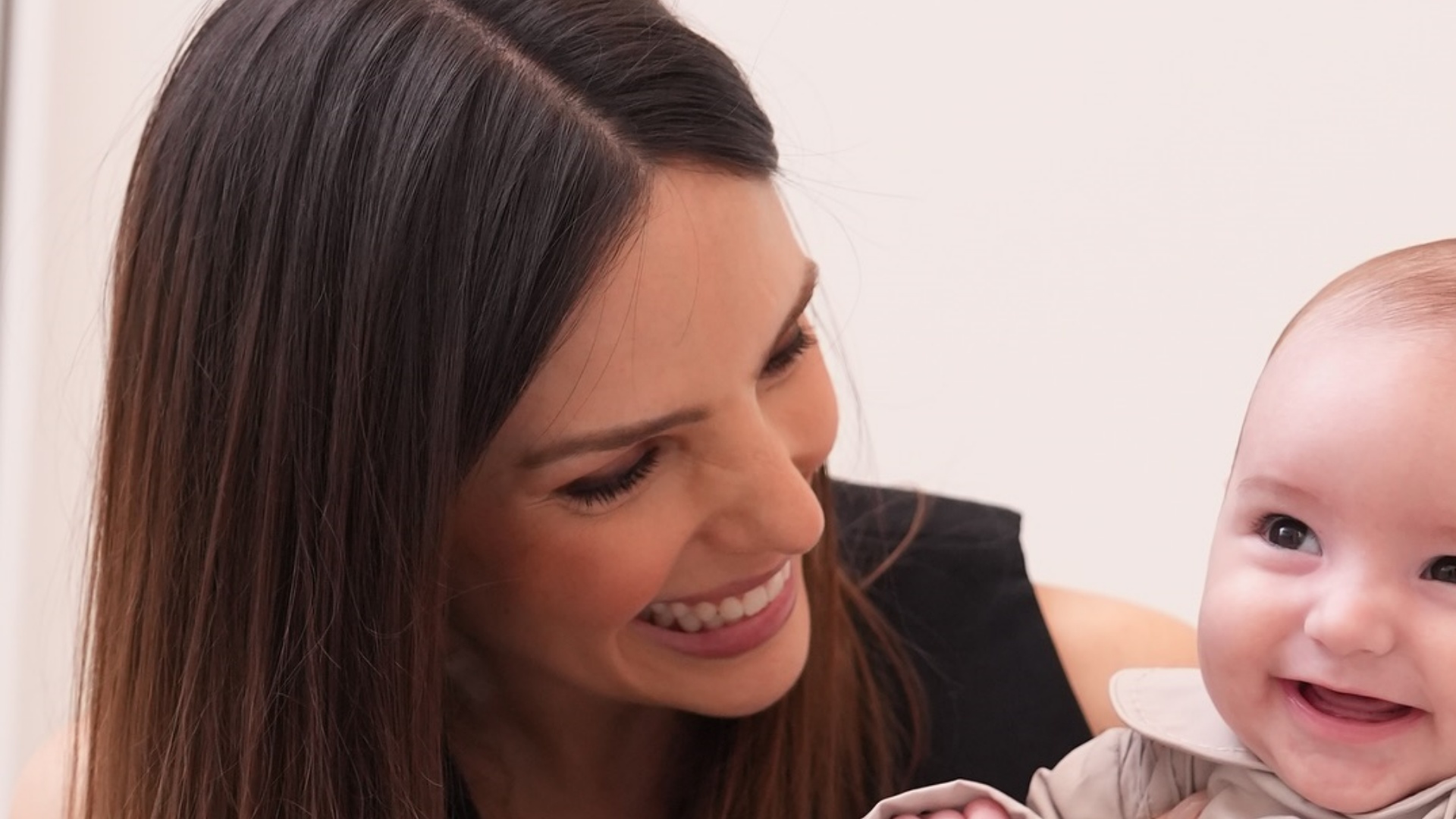 Filho de Carol Celico esbanja fofura em fotos de mesversário: “Pacote de amor”