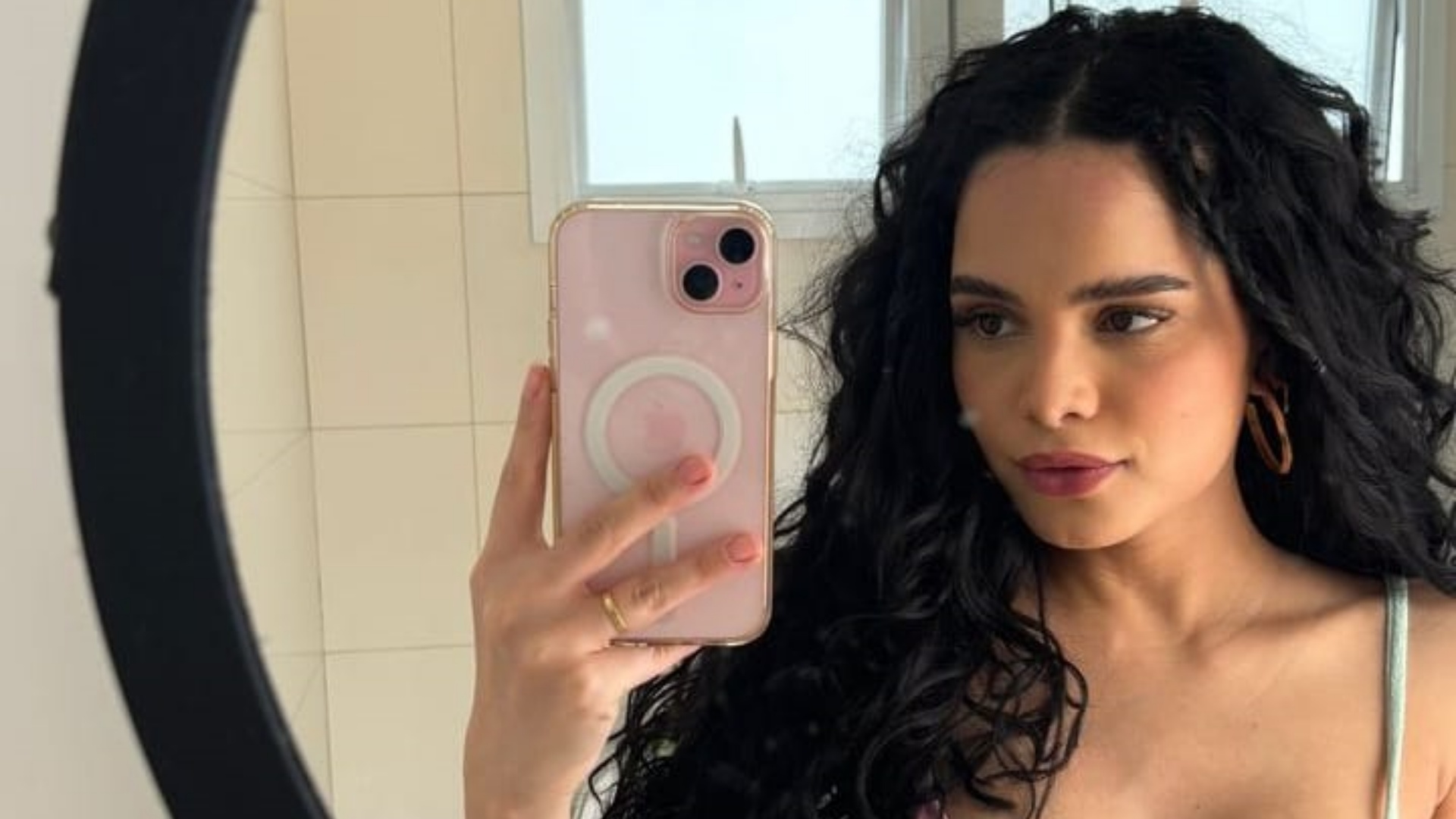 Carol Macedo esbanja beleza ao renovar o bronzeado