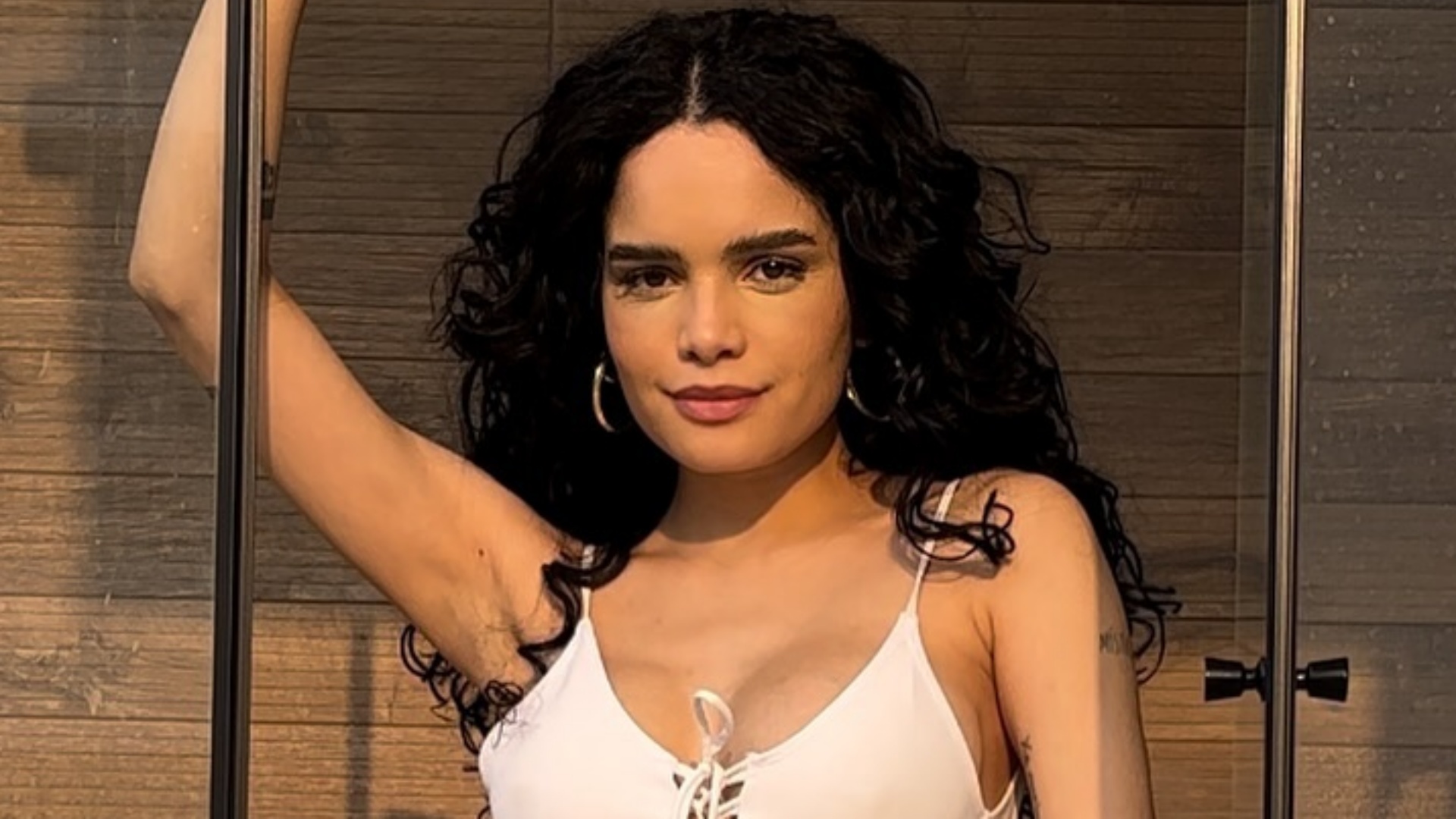 Carol Macedo ostenta curvas impecáveis com look cavado