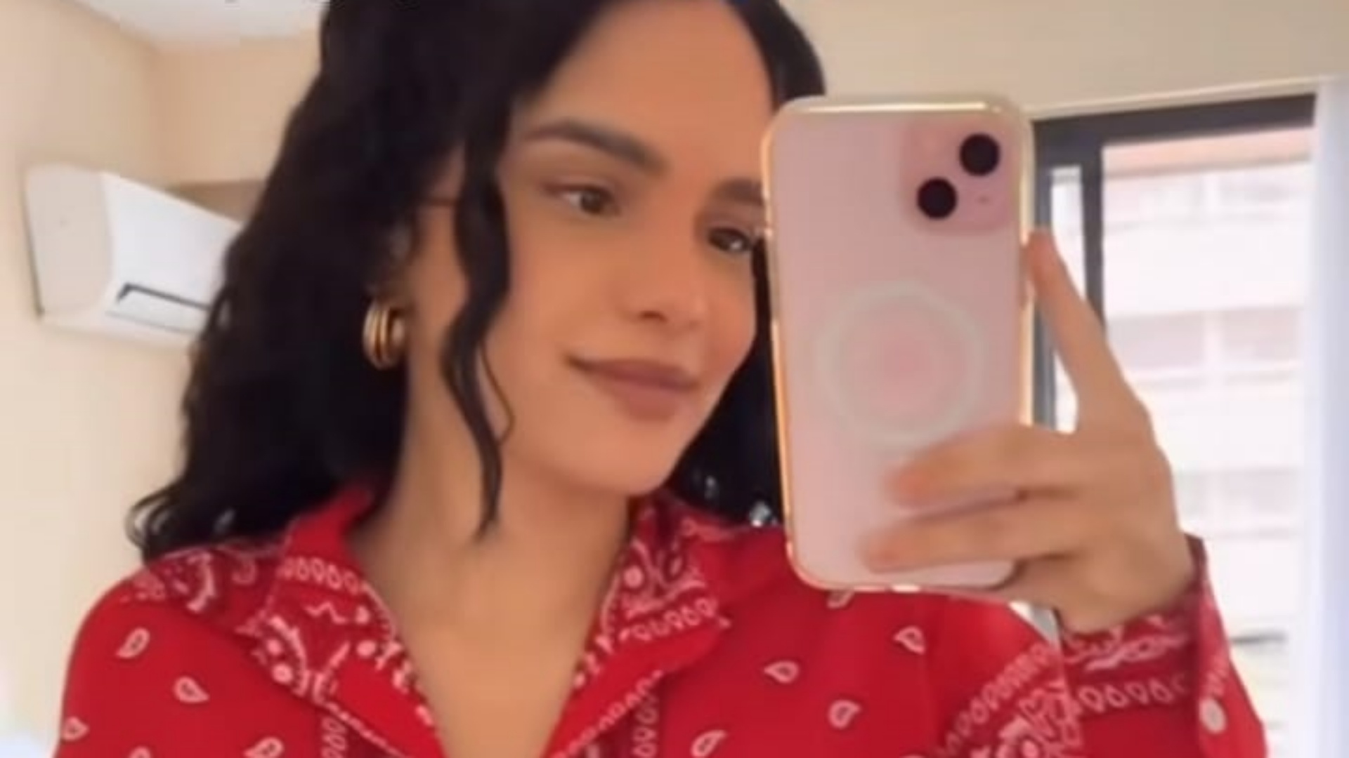 Carol Macedo chama atenção ao surgir com conjunto estiloso