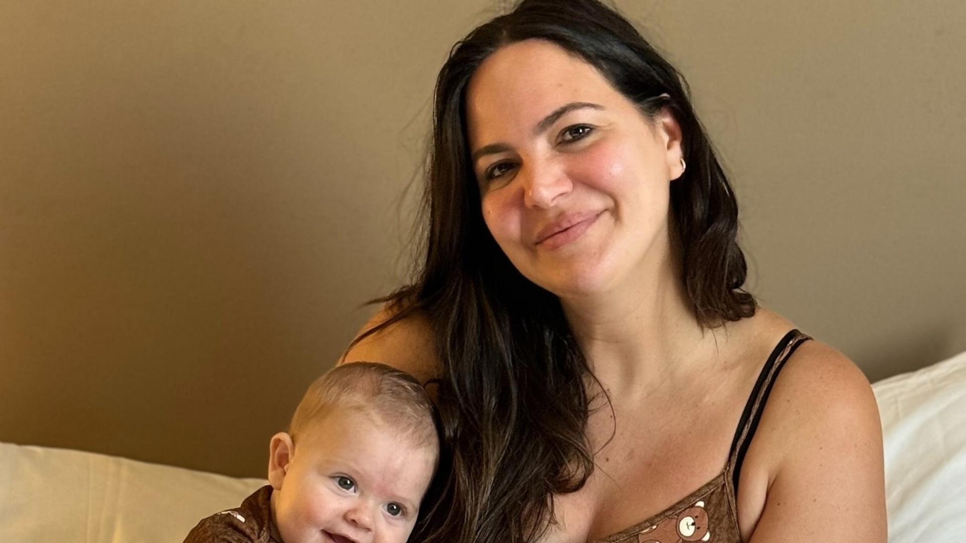 Carol Sampaio encanta ao combinar look com o filho: “Que lindos”