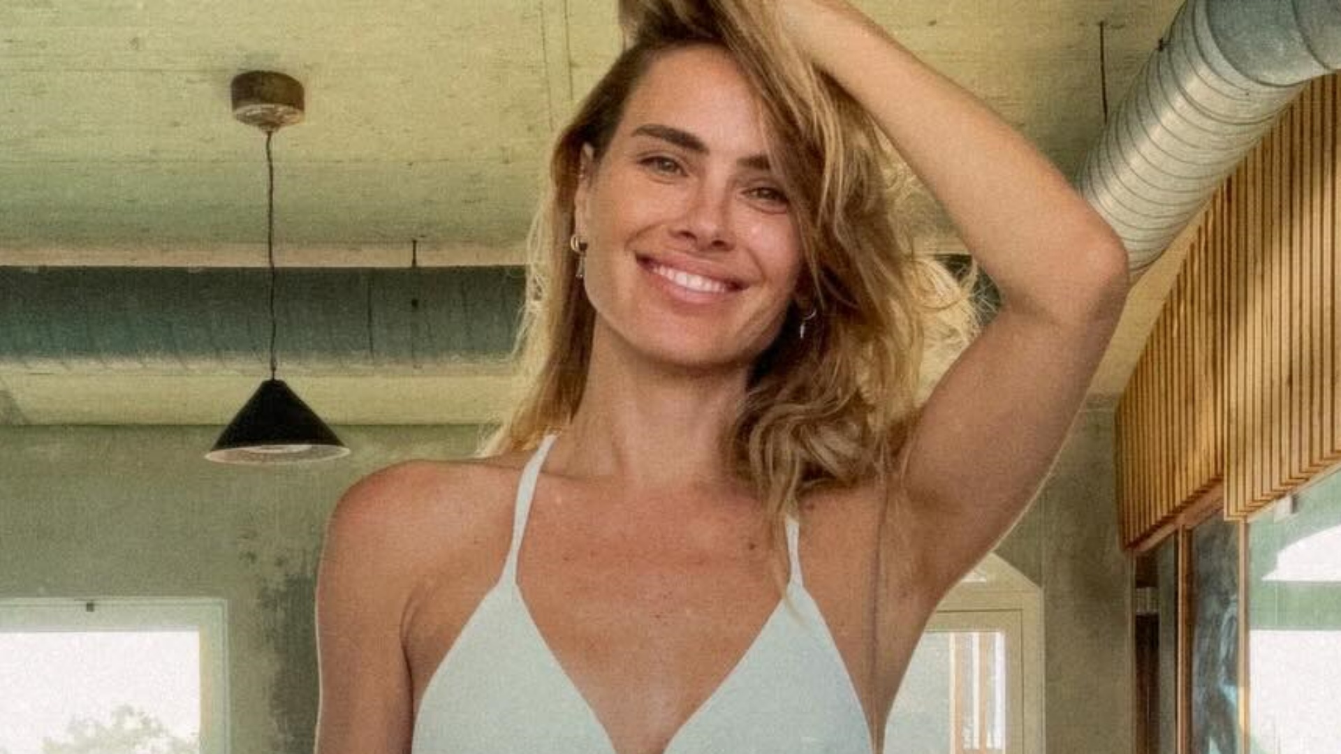 Carolina Dieckmann exibe corpaço ao curtir o dia na piscina