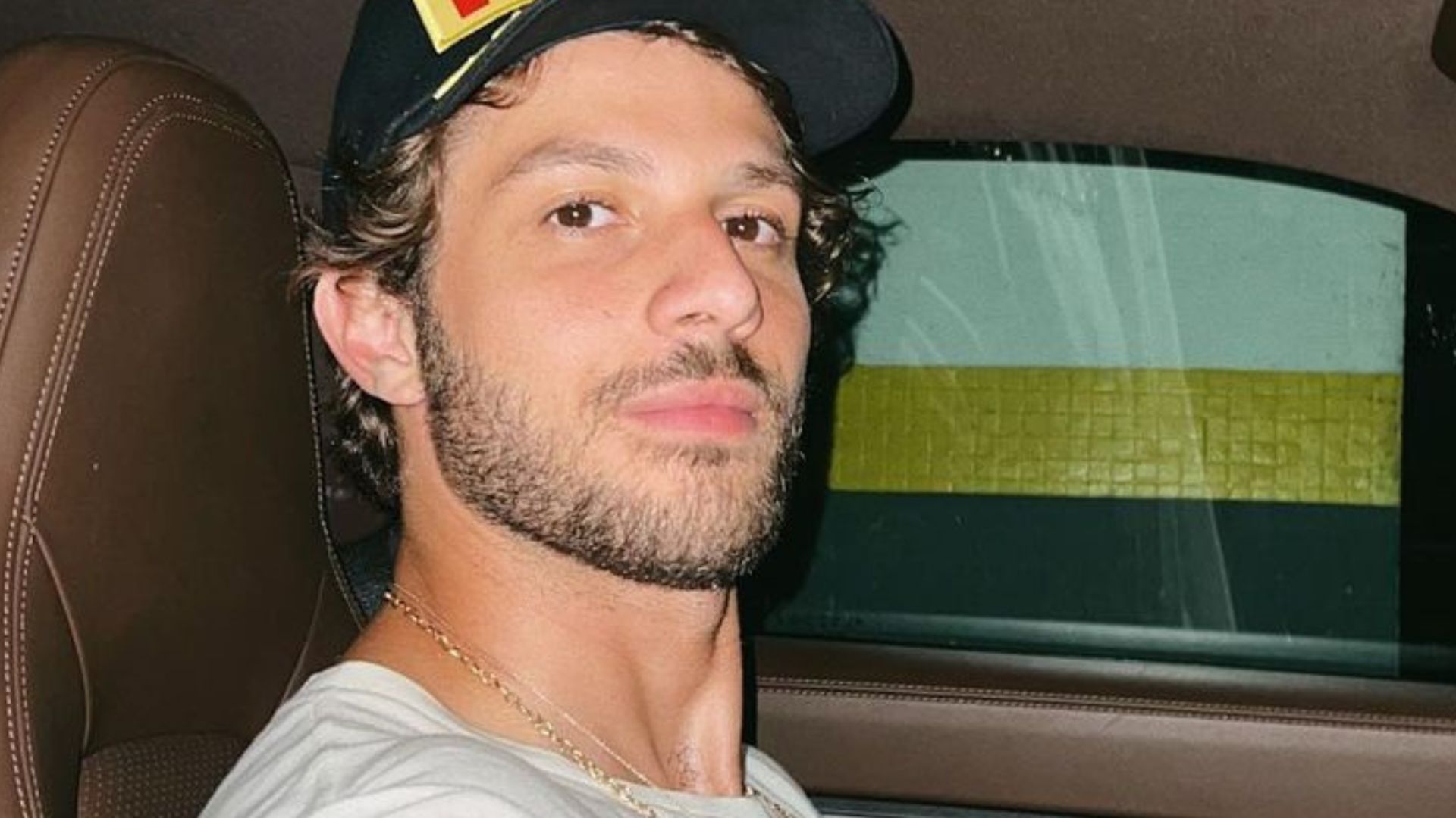 Chay Suede revela motivo para desistir da carreira de cantor: “Fui entendendo”