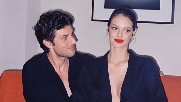 Chay Suede relembra início de relacionamento com Laura Neiva: ‘Apaixonado’