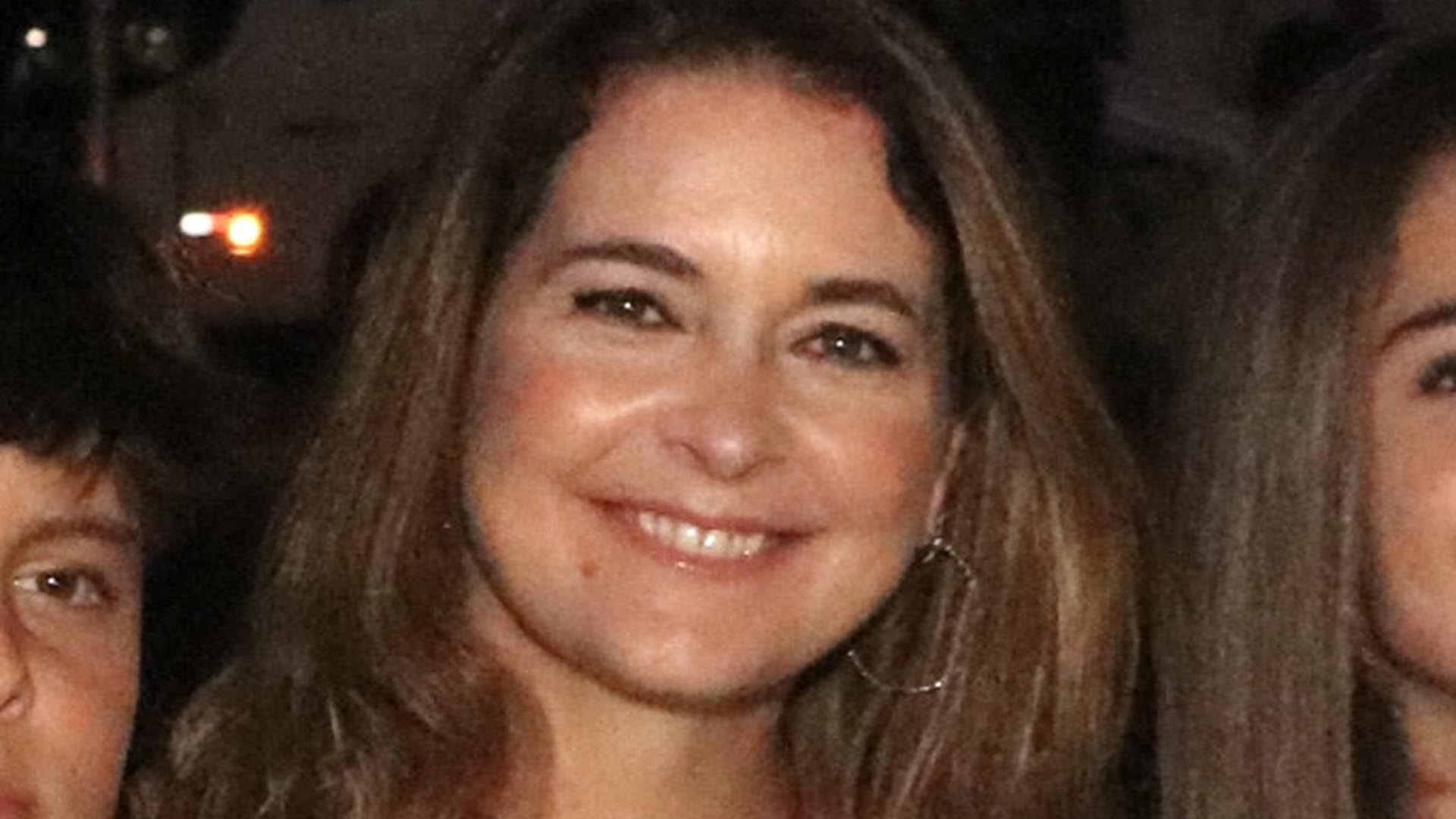Claudia Abreu faz rara aparição com três dos quatro filhos em noite no Rock in Rio