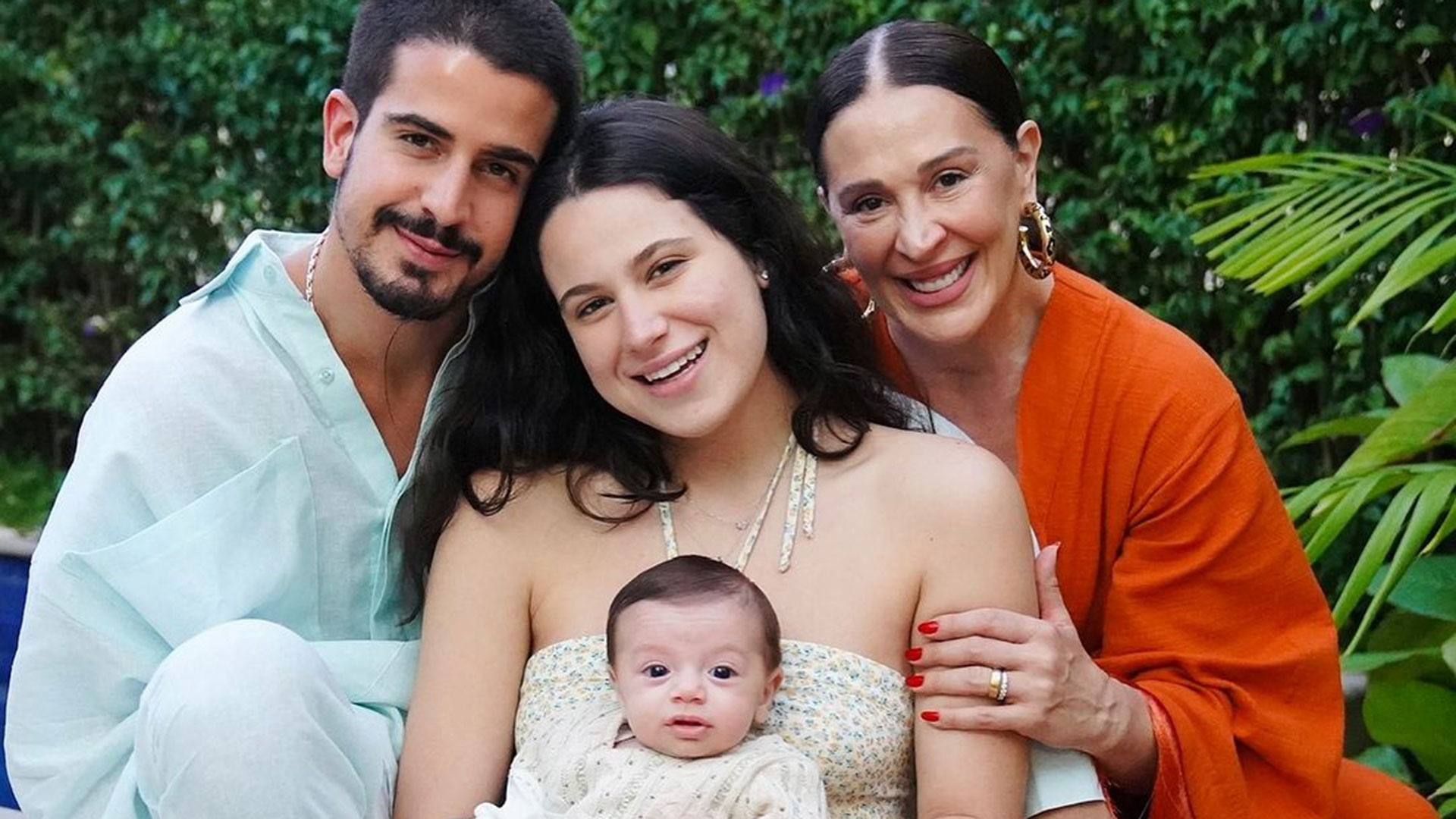 Claudia Raia encanta ao mostrar fotos dos filhos juntos