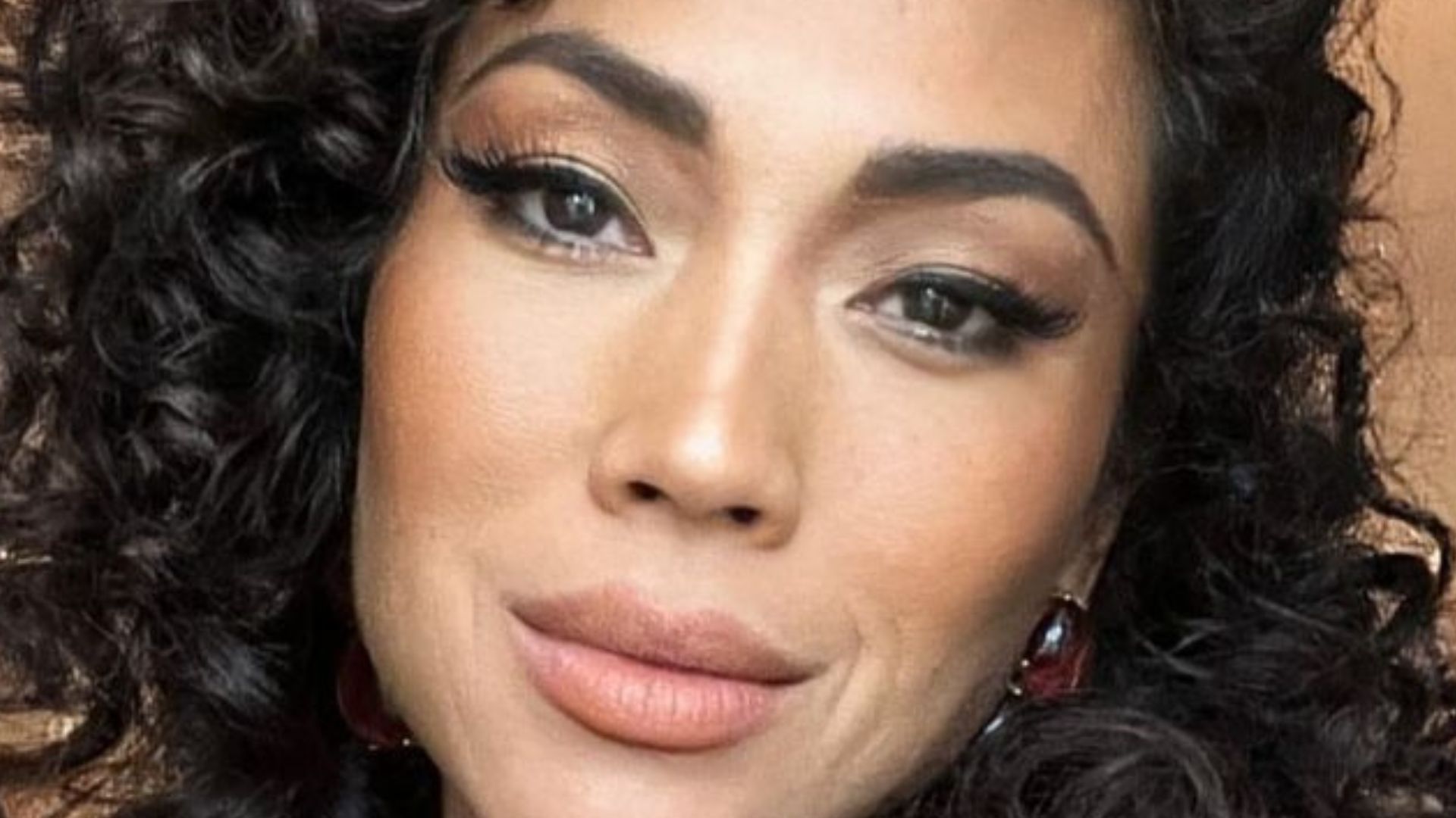 Danni Suzuki impressiona ao mostrar o cabelo cacheado: “Nasci assim”