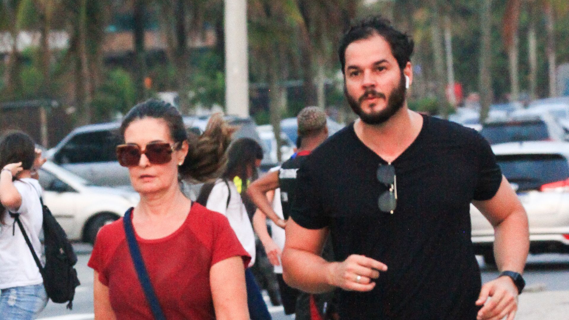 Fátima Bernardes curte caminhada com o namorado Túlio Gadêlha
