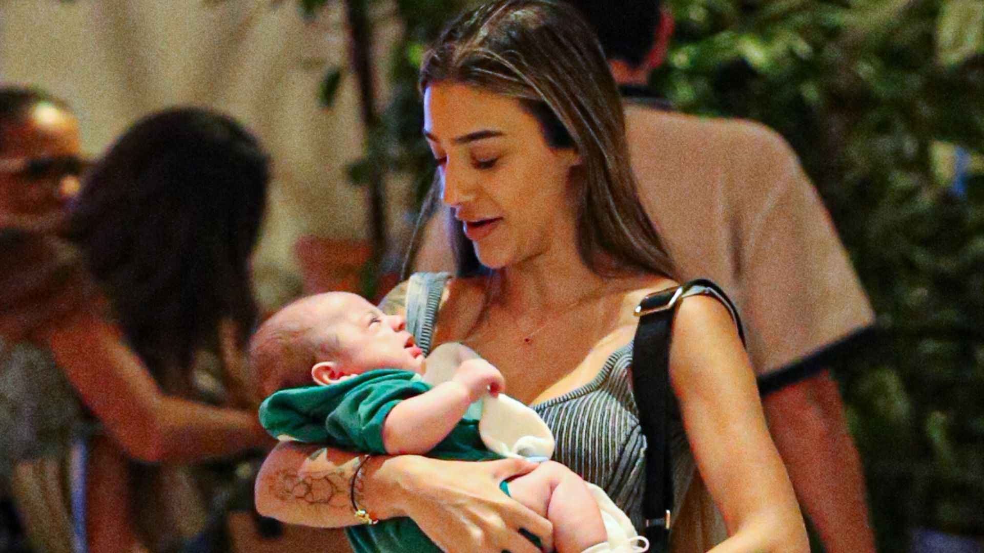 Bia Miranda passeia com filho de dois meses em shopping