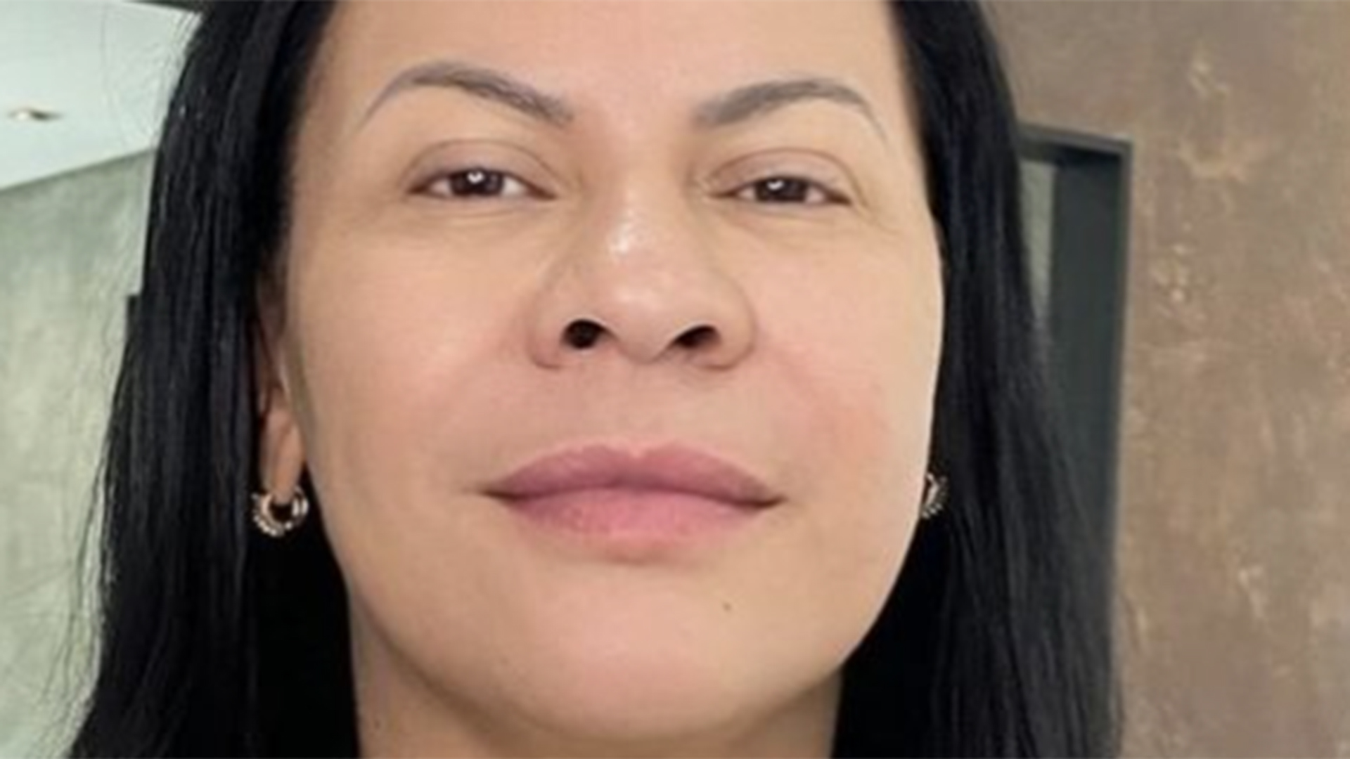 Mãe de Marília Mendonça surge com novo visual. Veja o resultado