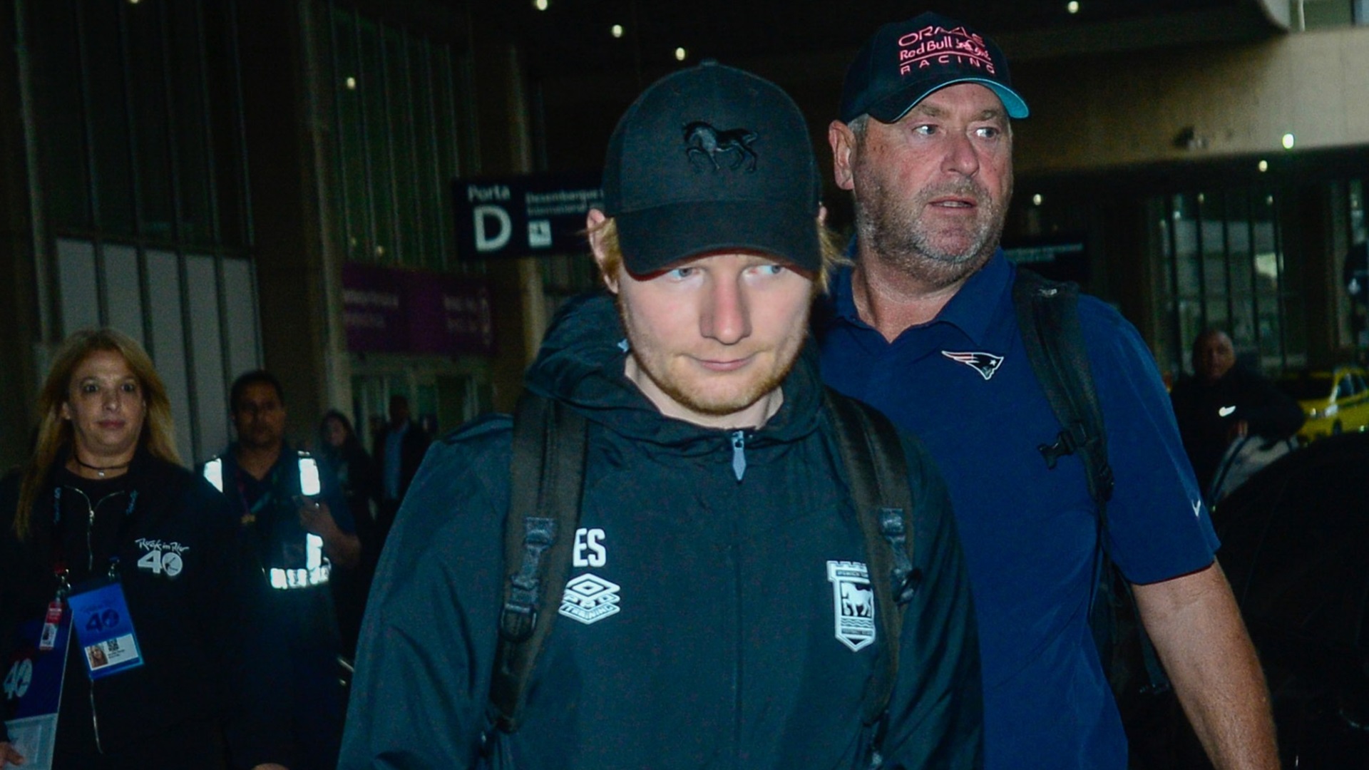 Ed Sheeran chega ao Brasil para show em festival; veja as fotos